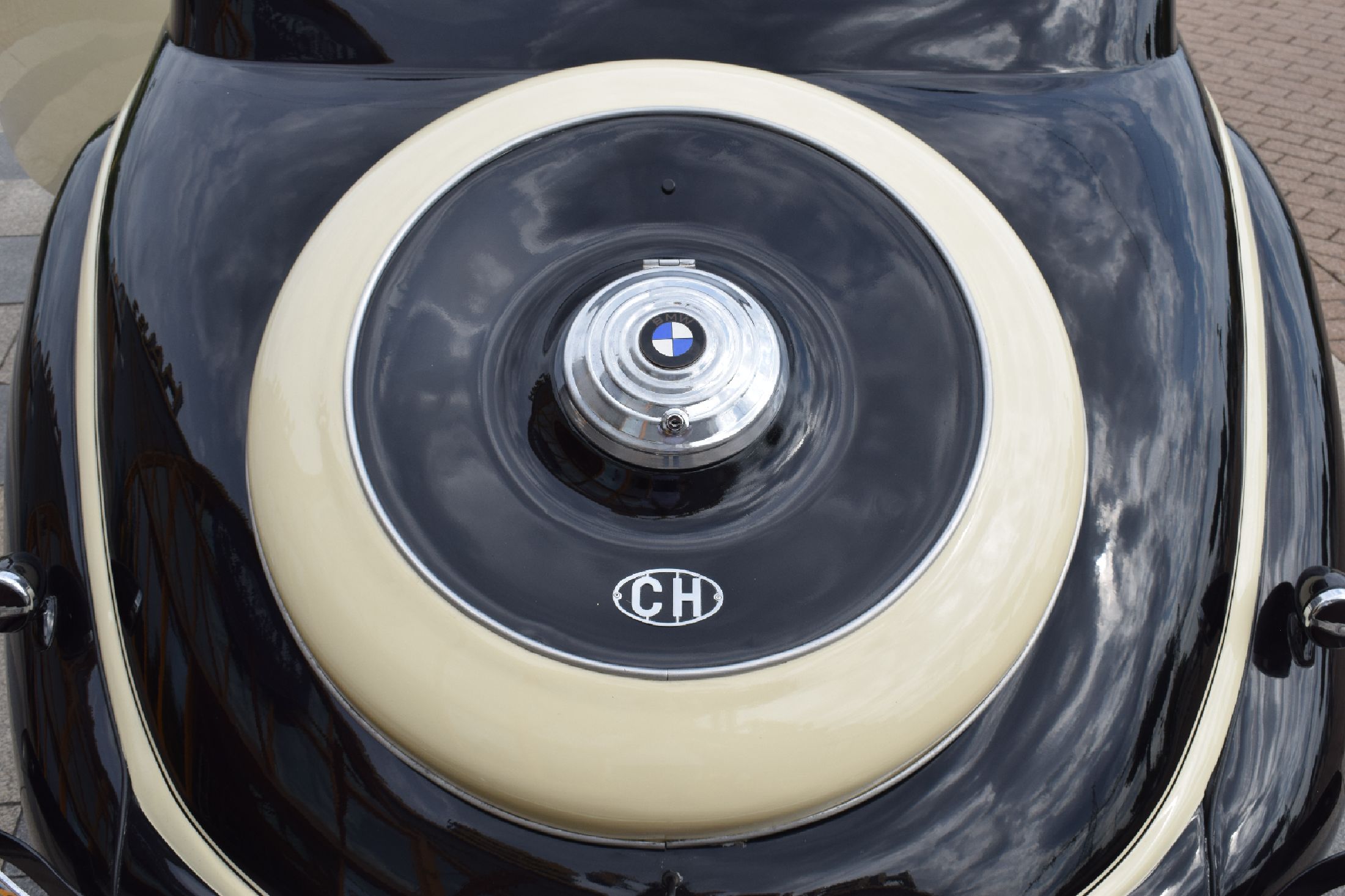 Detail l: BMW 327/8 Coupé, Fahrgestellnummer: 74293, EZ 07/1938, Laufleistung ca. 96.000 km abgelesen, 59 kW/ 80 PS, Schaltgetriebe, Farbkombination außen ...