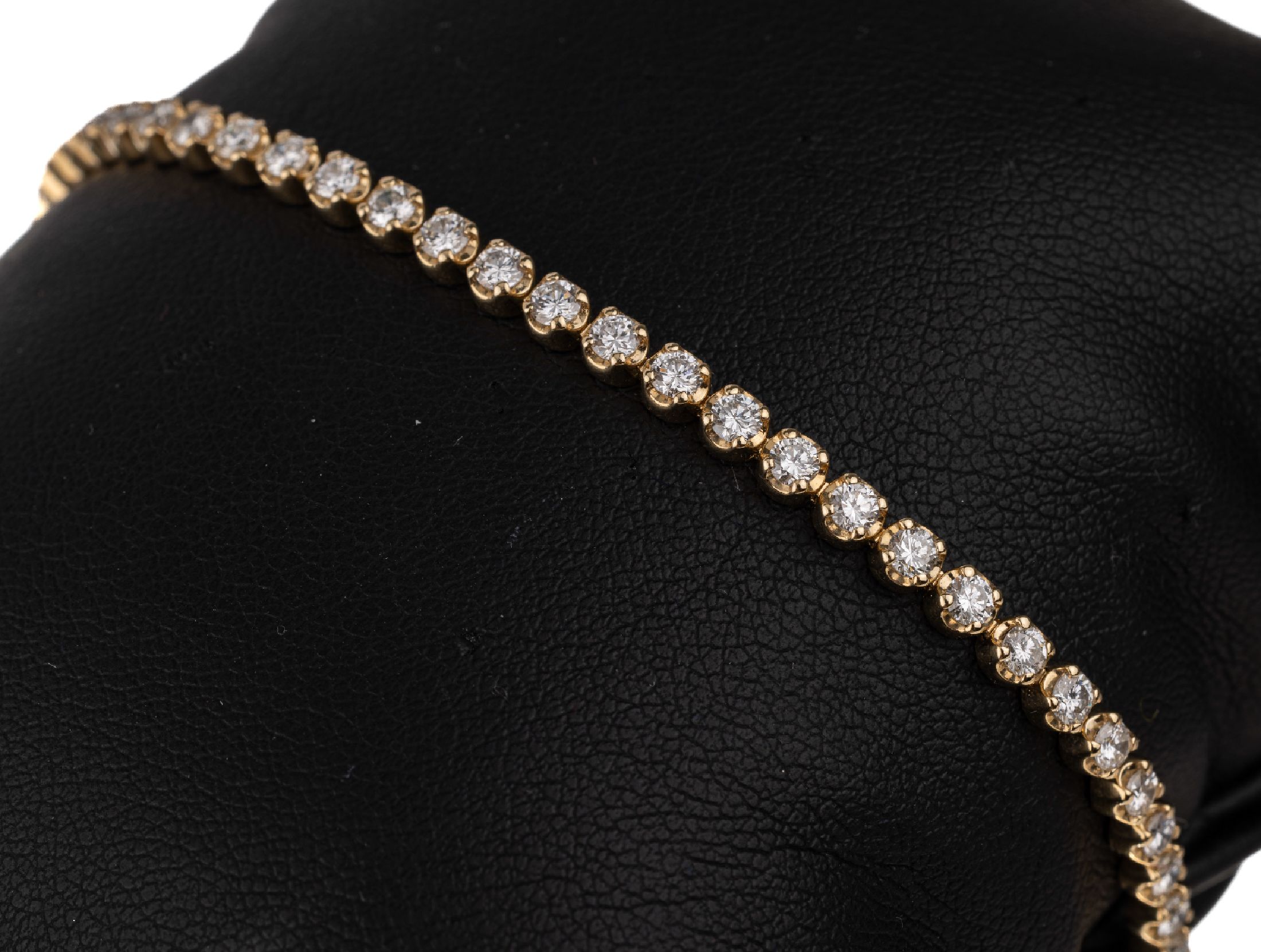 14 kt Gold Brillant Armband, GG 585/000, 55 Brillanten zus. ca. 3.14 ct feines Weiß- Weiß/vvs-si, L. ca. 18.6 cm, ca. 8.2 g, Kastenschloß mit 2 ...