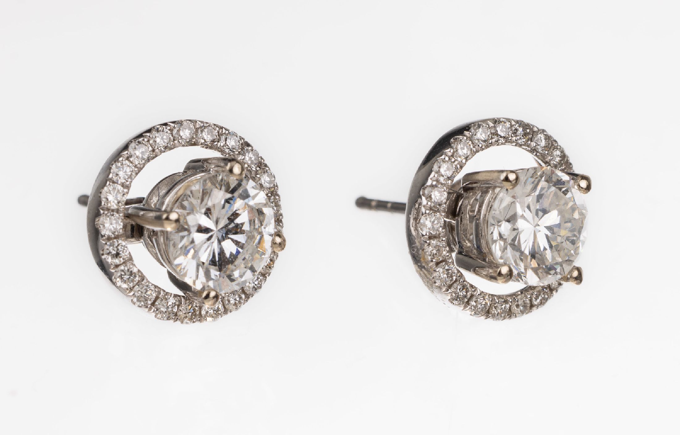 Detail a: Paar 18 kt Gold Brillant-Ohrstecker, WG 750/000, 2 Brillanten zus. ca. 1.93 ct feines Weiß/si1, abnehmbarer Brillantkranz zus. ca. 0.42 ct feines ...