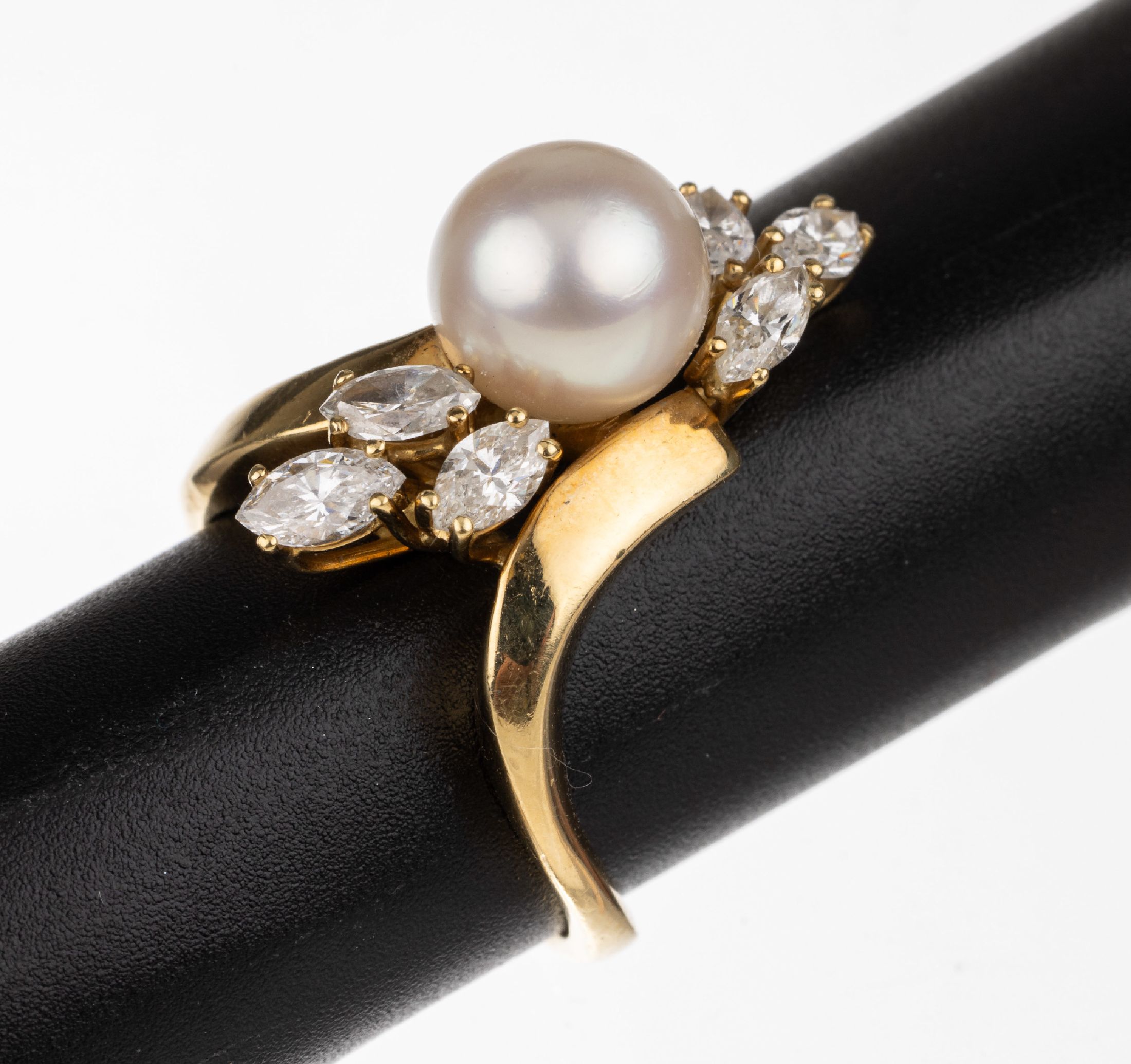 18 kt Gold Akoyazuchtperl-Diamant-Ring, GG 750/000, mittige rosef. Perle, D. ca. 9.5 mm, 6 Diamantnavettes zus. ca. 1.20 ct feines ...