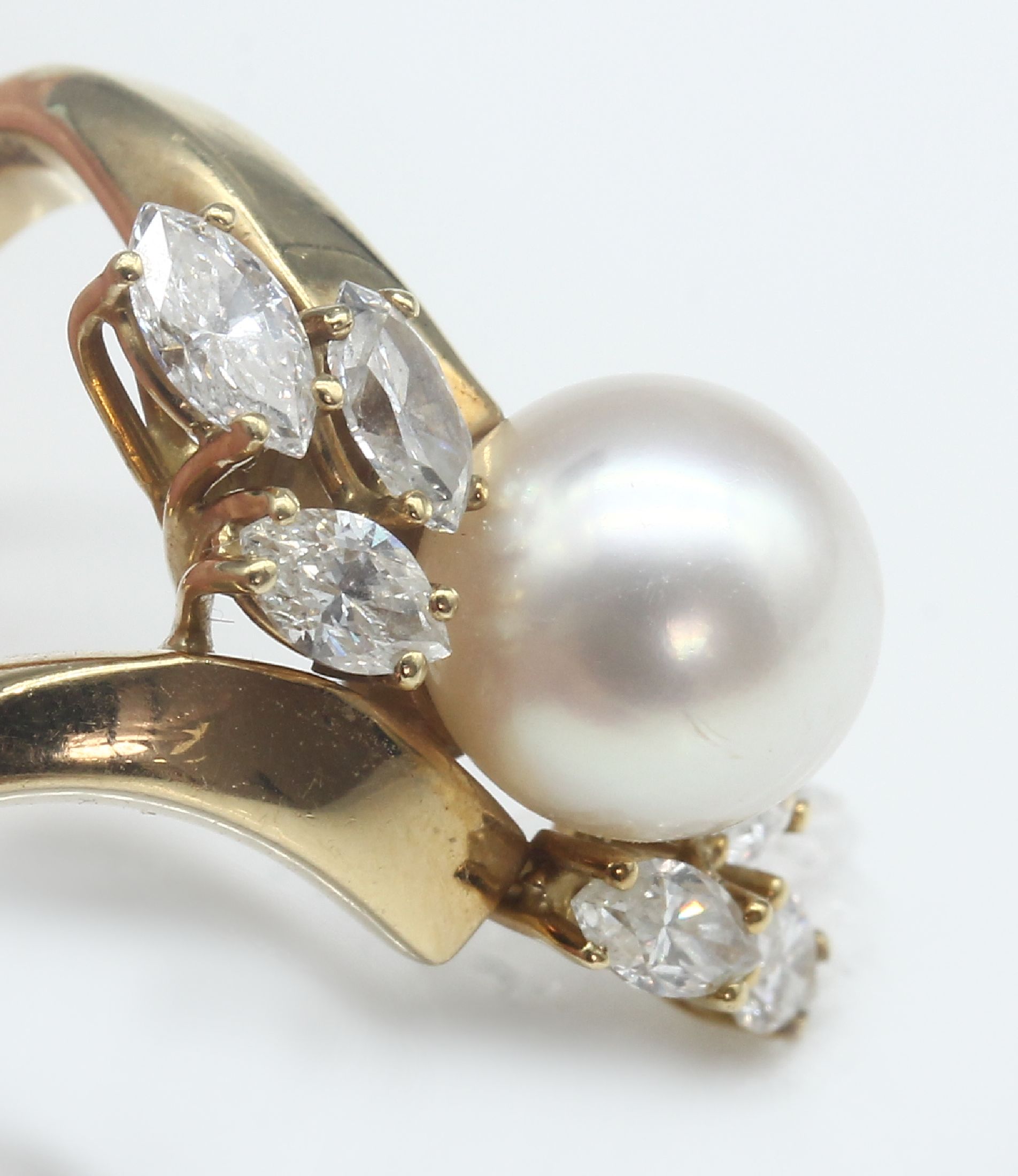 Detail a: 18 kt Gold Akoyazuchtperl-Diamant-Ring, GG 750/000, mittige rosef. Perle, D. ca. 9.5 mm, 6 Diamantnavettes zus. ca. 1.20 ct feines ...