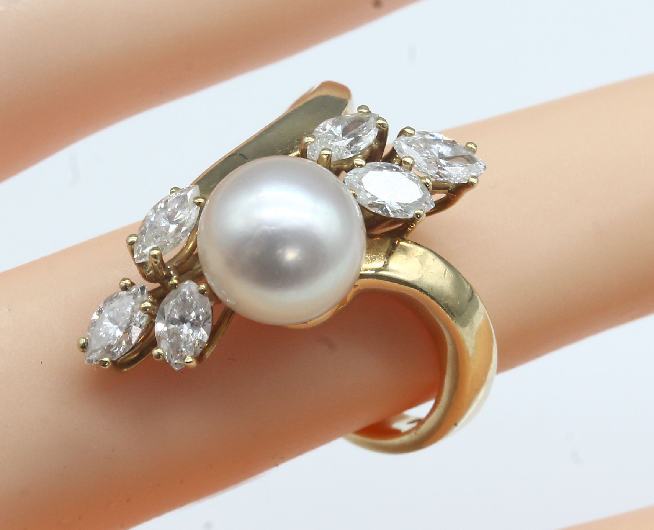 Detail b: 18 kt Gold Akoyazuchtperl-Diamant-Ring, GG 750/000, mittige rosef. Perle, D. ca. 9.5 mm, 6 Diamantnavettes zus. ca. 1.20 ct feines ...