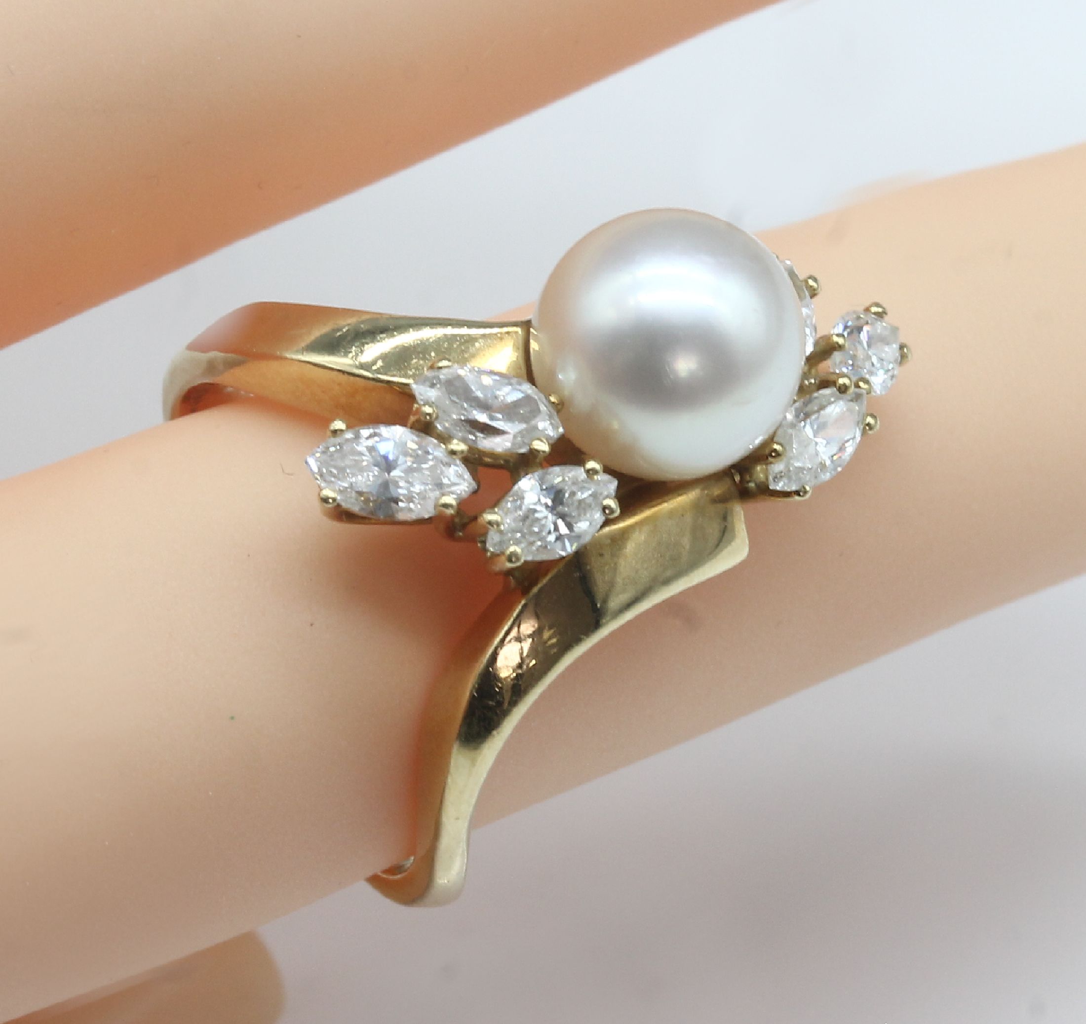 Detail c: 18 kt Gold Akoyazuchtperl-Diamant-Ring, GG 750/000, mittige rosef. Perle, D. ca. 9.5 mm, 6 Diamantnavettes zus. ca. 1.20 ct feines ...