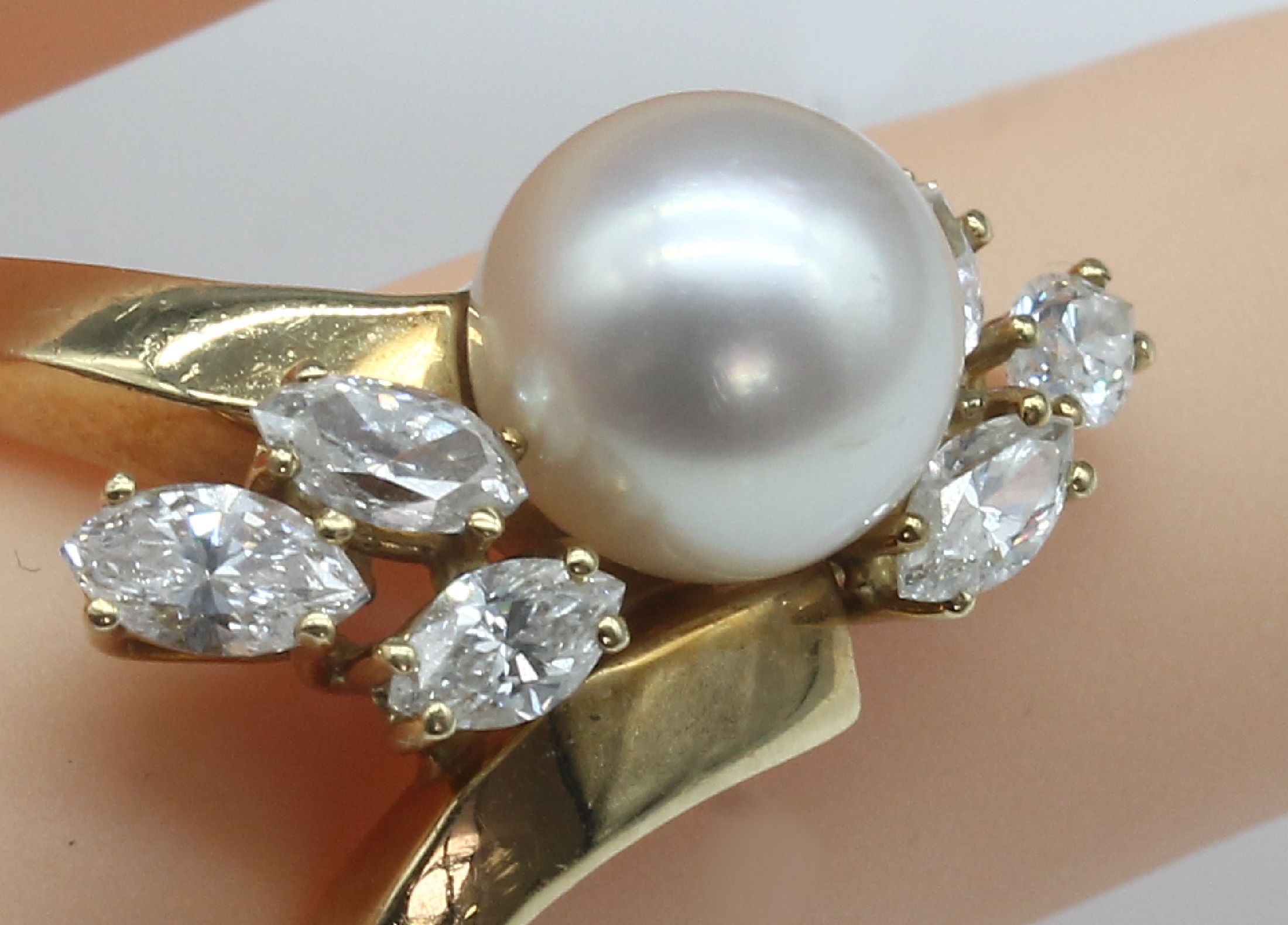 Detail d: 18 kt Gold Akoyazuchtperl-Diamant-Ring, GG 750/000, mittige rosef. Perle, D. ca. 9.5 mm, 6 Diamantnavettes zus. ca. 1.20 ct feines ...