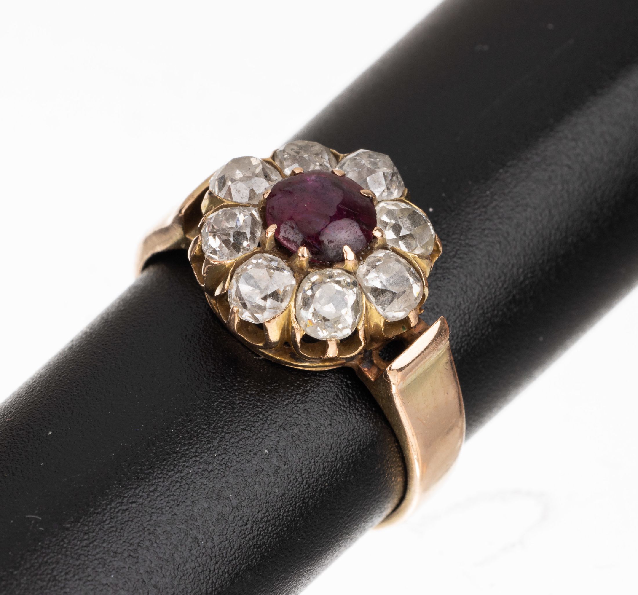 14 kt Gold Rubin Diamant Ring, um 1880, RG 585/000, mittig runder Rubincabochon ca. 0.80 ct, umgeben von 8 Altschliffdiamanten zus. ca. 2.00 ct ...