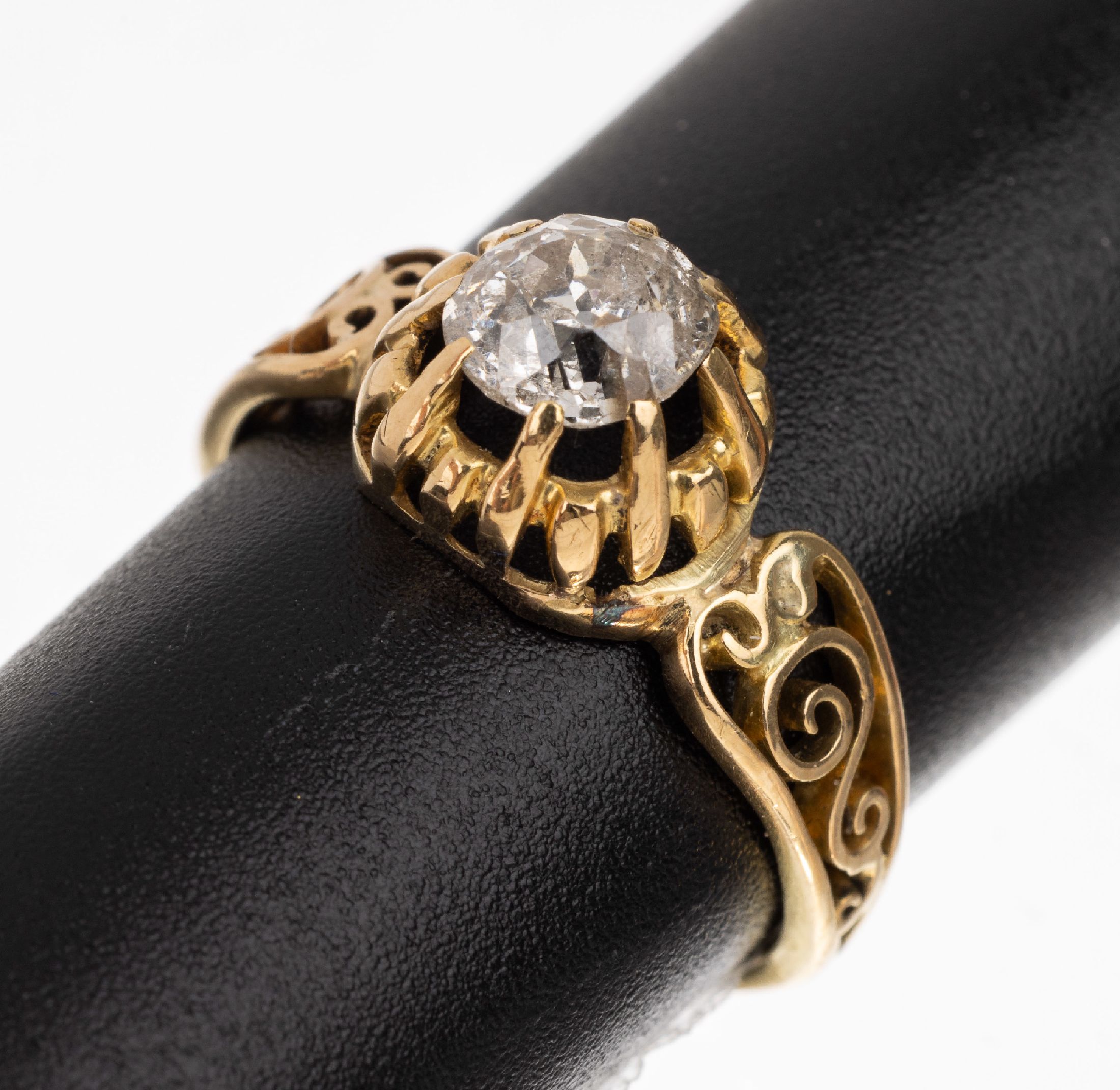 18 kt Gold Diamant Ring, um 1880, GG 750/ 000, mittiger Altschliffdiamant ca. 0.70 ct Weiß/p, Krappenfassungen, Schultern mit Durchbrucharbeit, ca. ...