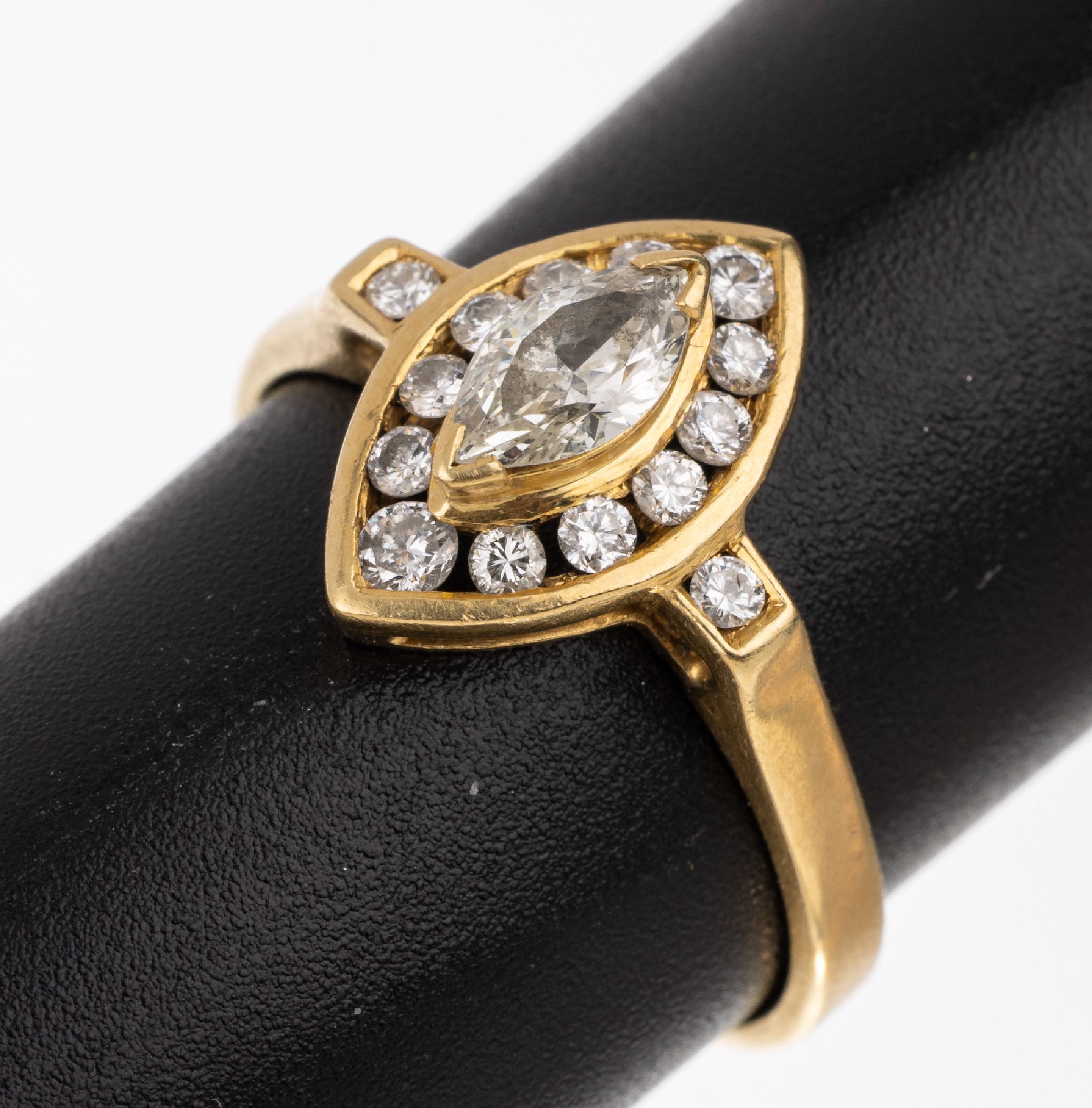 18 kt Gold Diamant Ring, GG 750/000, mittige Diamantnavette ca. 0.35 ct, umgeben von 14 Brillanten zus. ca. 0.55 ct, total ca. 0.90 ct Weiß/vvs-vs, ...