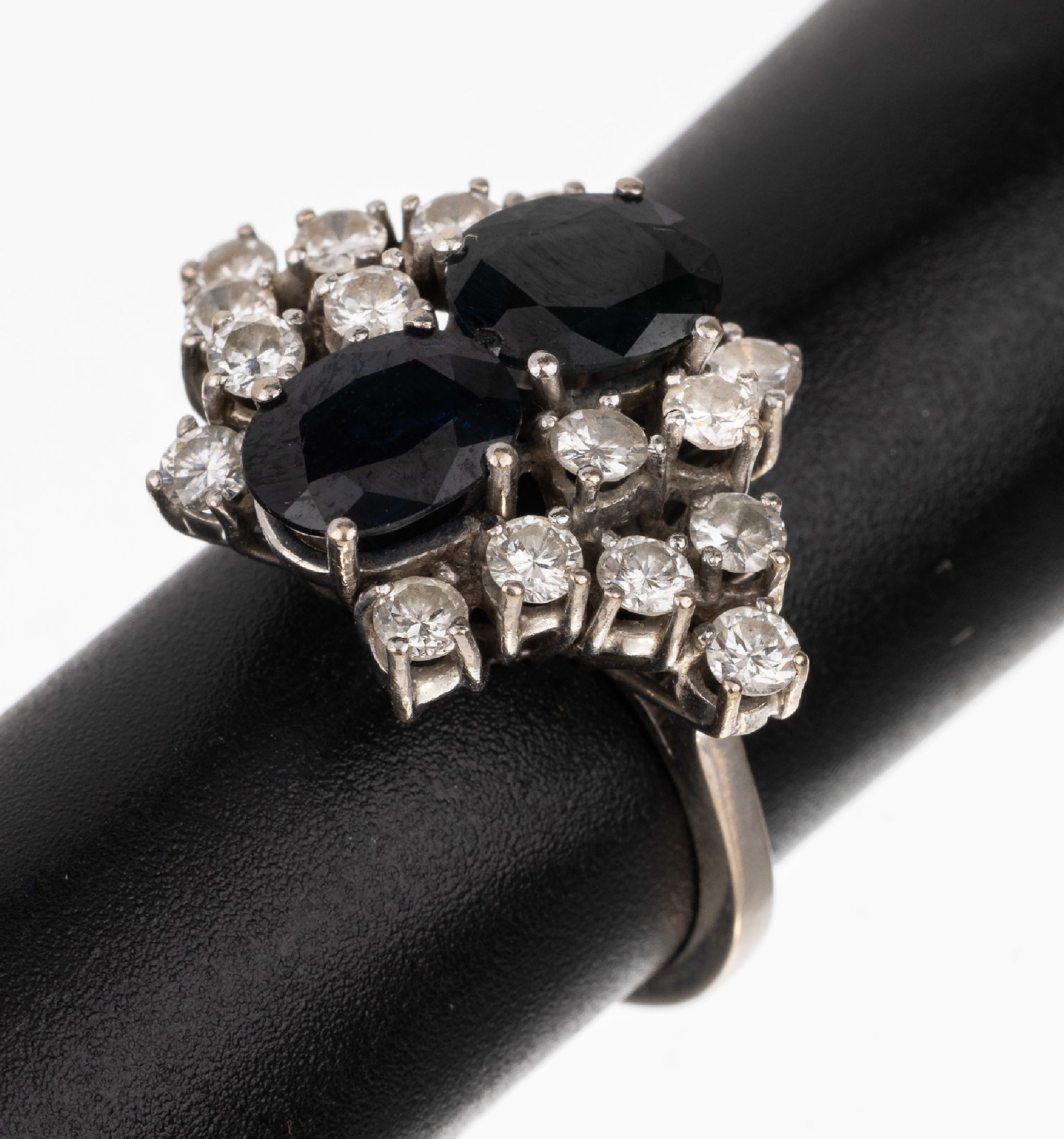 14 kt Gold Saphir Brillant Ring, WG 585/ 000, 2 ovalfacett. Saphire zus. ca. 2.00 ct, 16 Brillanten zus. ca. 1.00 ct Weiß/si, RW 55,ca. 5.5 g