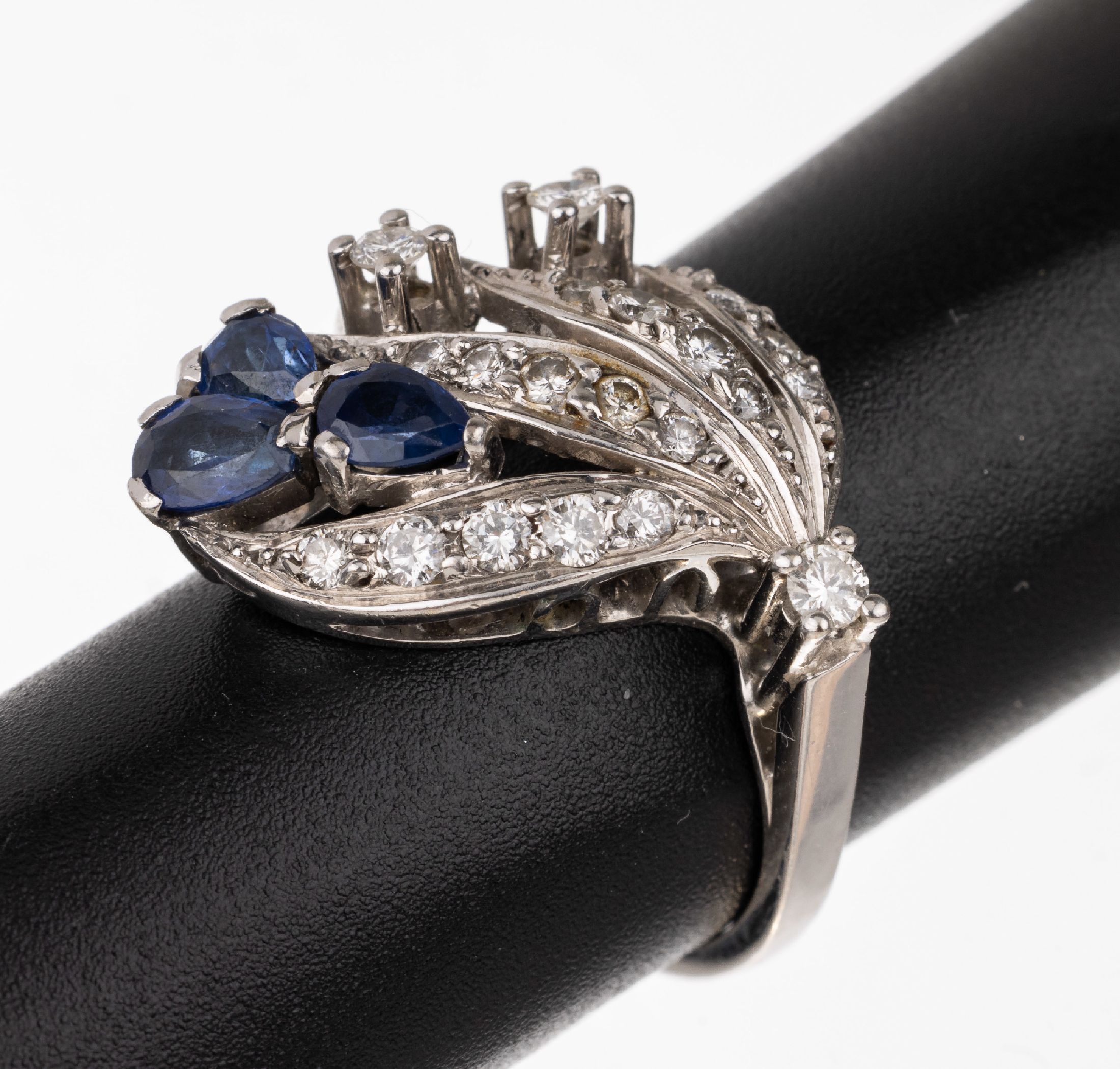 14 kt Gold Saphir Brillant Ring, WG 585/ 000, 3 facett. Saphirtropfen zus. ca. 0.66 ct,Brillanten zus. ca. 0.70 ct Weiß/si, RW 54, ca. 6 g