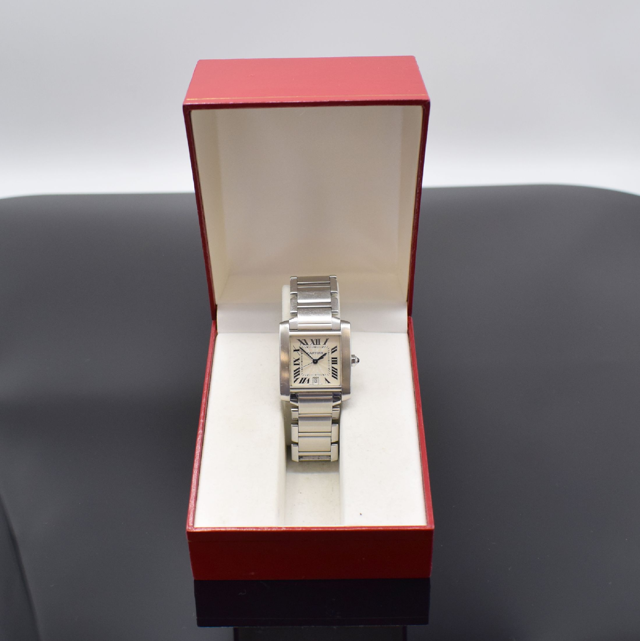 Detail e: CARTIER Tank Francaise Armbanduhr Referenz 2302, Schweiz um 2000, Automatik, Edelstahlgeh. inkl. Gliederband m. dopp. Faltschl., Boden 4-fach ...