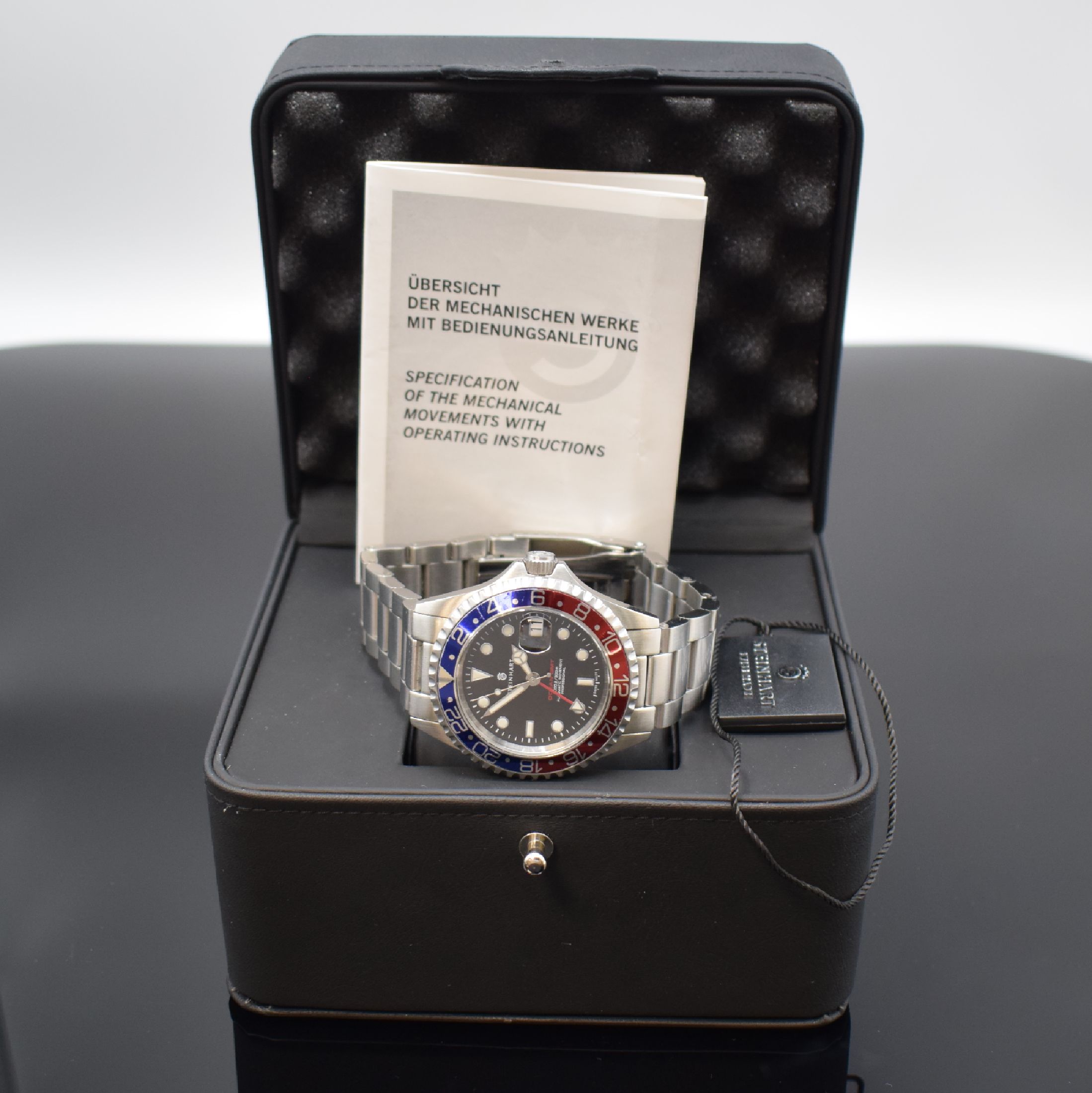 Detail e: STEINHART Ocean GMT 300M Herrenarmbanduhr, Schweiz um 2016, Automatik, verschr. Gehäuse in Edelstahl inkl. orig. Gliederband m. Faltschl., schwarzes ...