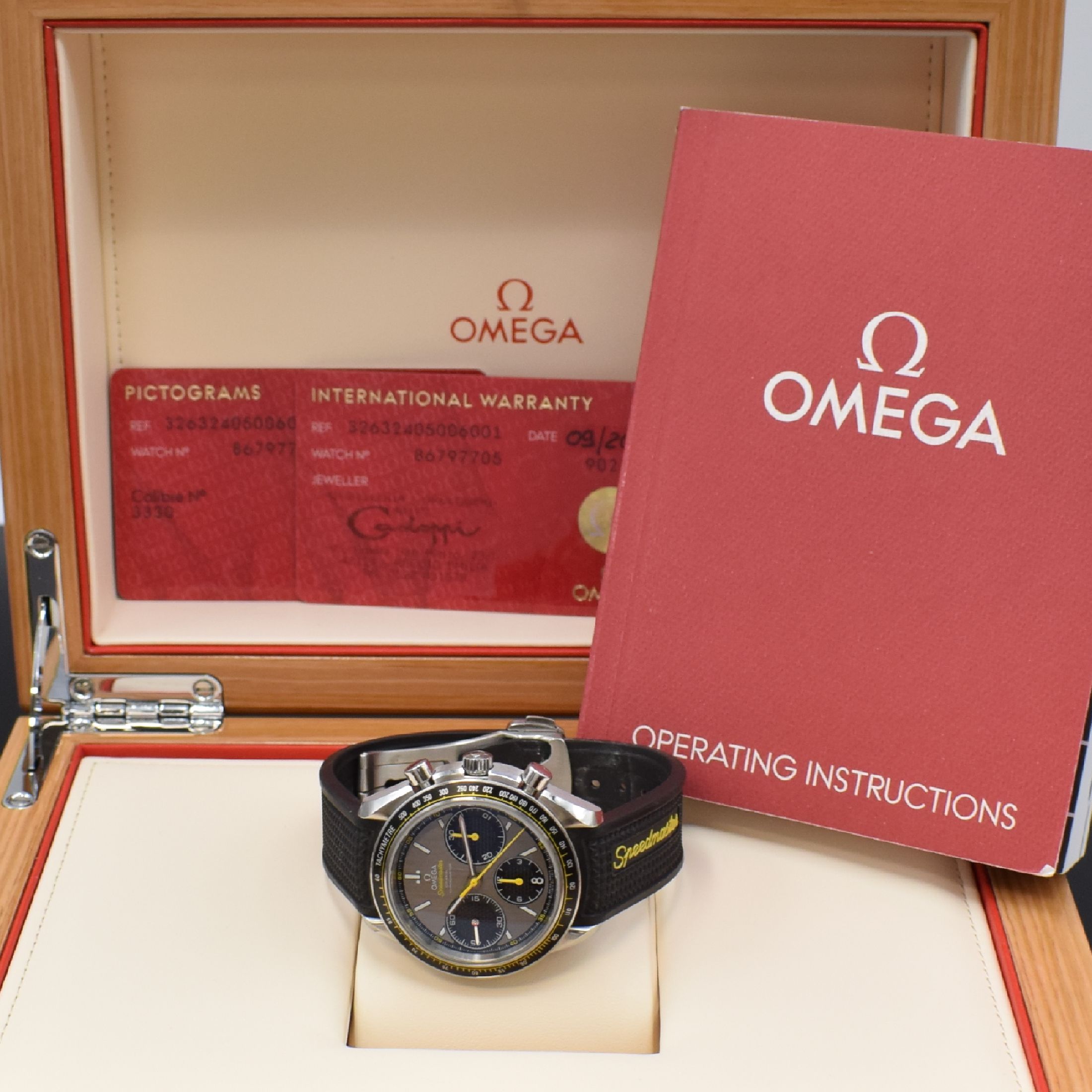 Detail e: OMEGA Armbandchronograph Speedmaster Racing Referenz 326.32.40.50.06.001, Automatik, Edelstahlgeh. inkl. orig. Kautschukband m. Faltschl., verschr. ...