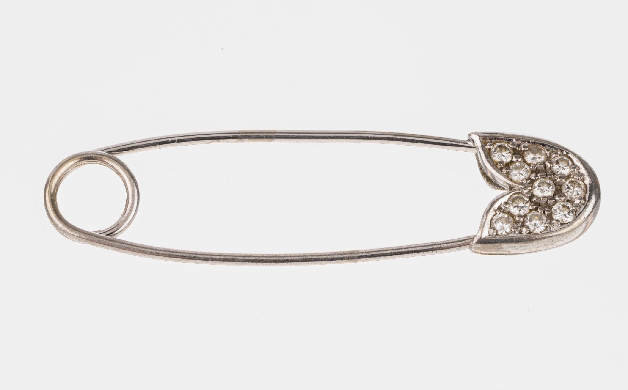 18 kt Gold Brillant Nadel, "Sicherheitsnadel", WG 750/000, 10 Brillanten zus. ca. 0.30 ct Weiß/si, L. ca. 4.5 cm, ca. 3.1 g