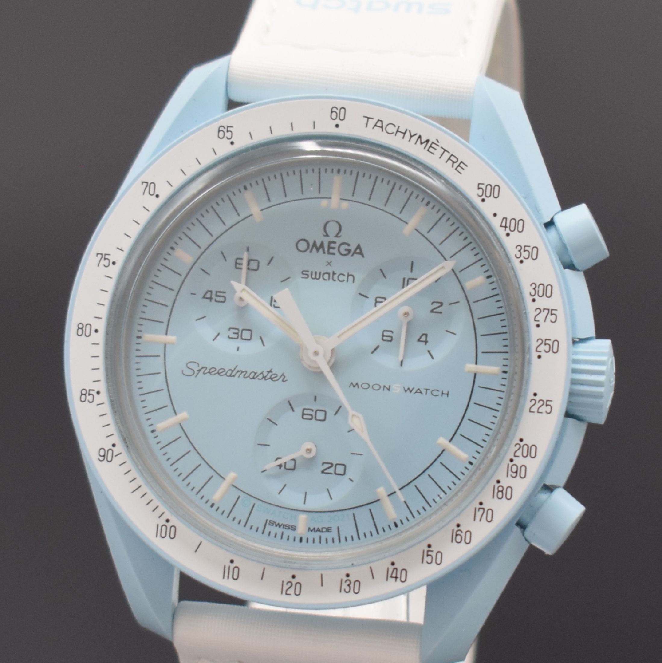Detail a: OMEGA / SWATCH Speedmaster Moonswatch Mission to Uranus Armbandchronograph in Bioceramic, Schweiz verk. 10/2022, quarz, hellblaues Geh. u. Zifferbl., ...