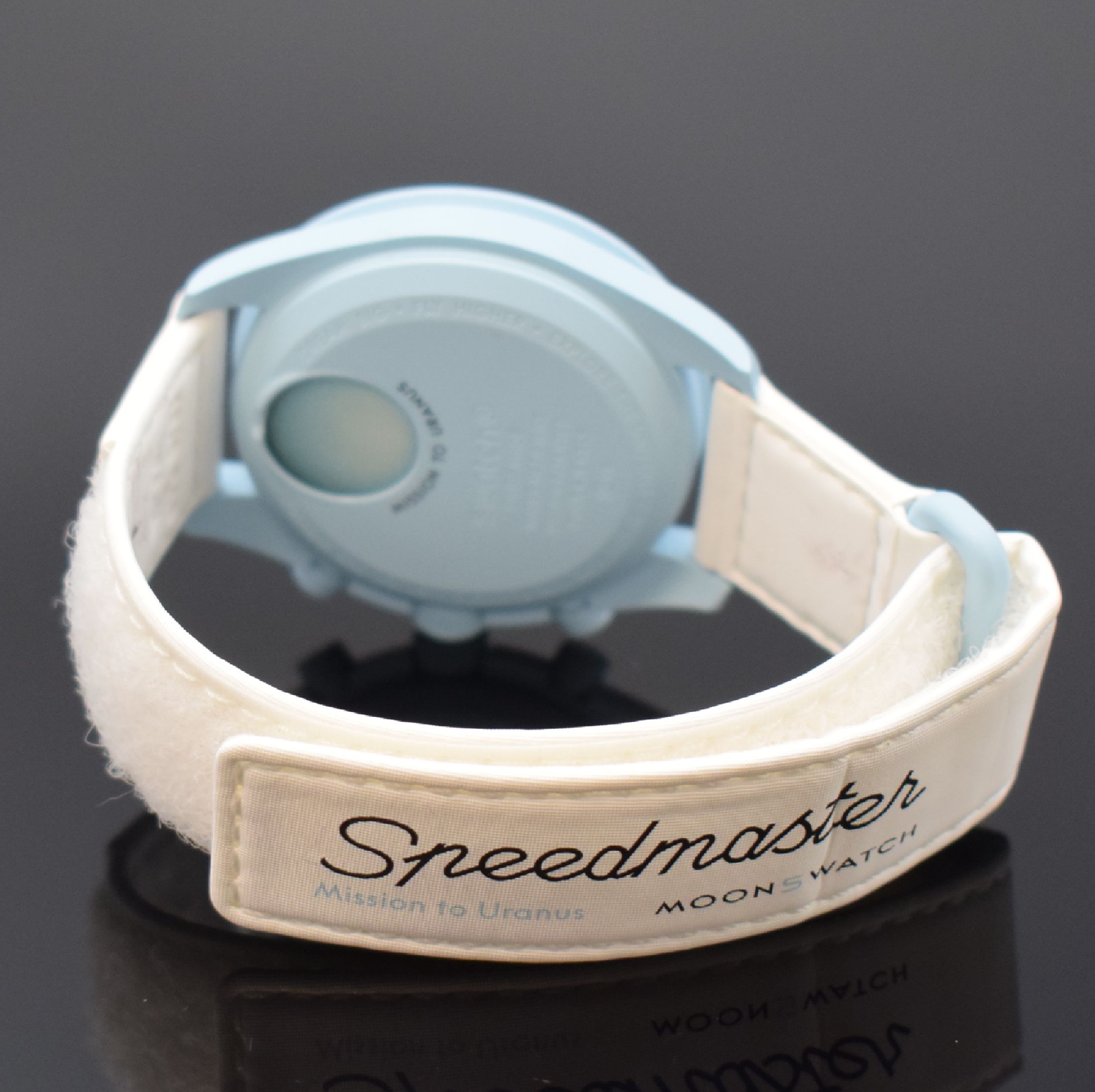 Detail b: OMEGA / SWATCH Speedmaster Moonswatch Mission to Uranus Armbandchronograph in Bioceramic, Schweiz verk. 10/2022, quarz, hellblaues Geh. u. Zifferbl., ...
