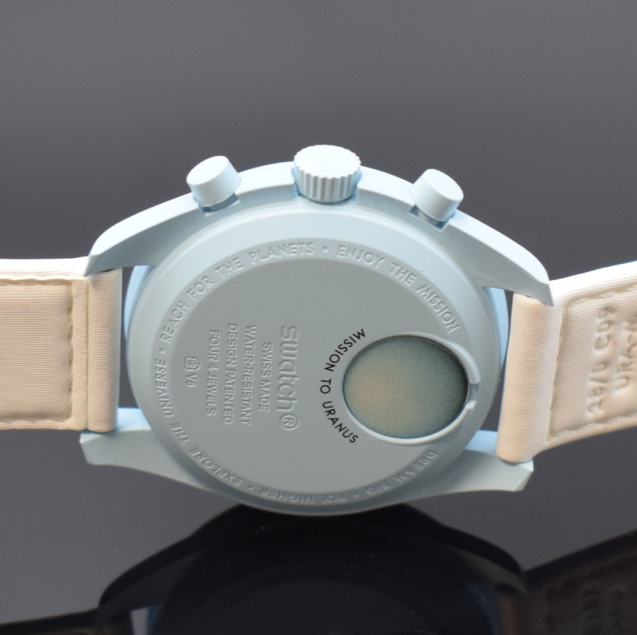 Detail d: OMEGA / SWATCH Speedmaster Moonswatch Mission to Uranus Armbandchronograph in Bioceramic, Schweiz verk. 10/2022, quarz, hellblaues Geh. u. Zifferbl., ...