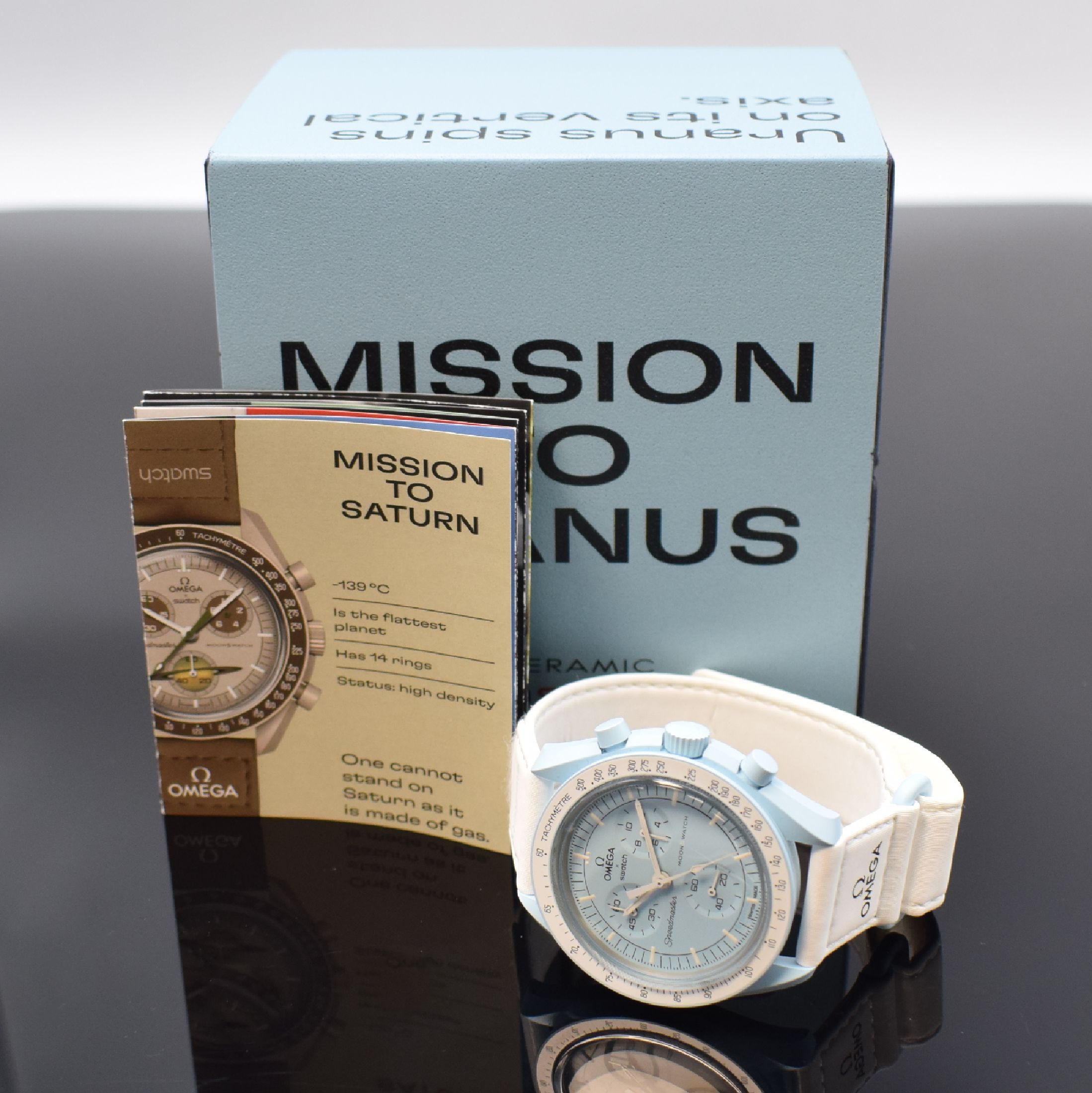 Detail e: OMEGA / SWATCH Speedmaster Moonswatch Mission to Uranus Armbandchronograph in Bioceramic, Schweiz verk. 10/2022, quarz, hellblaues Geh. u. Zifferbl., ...