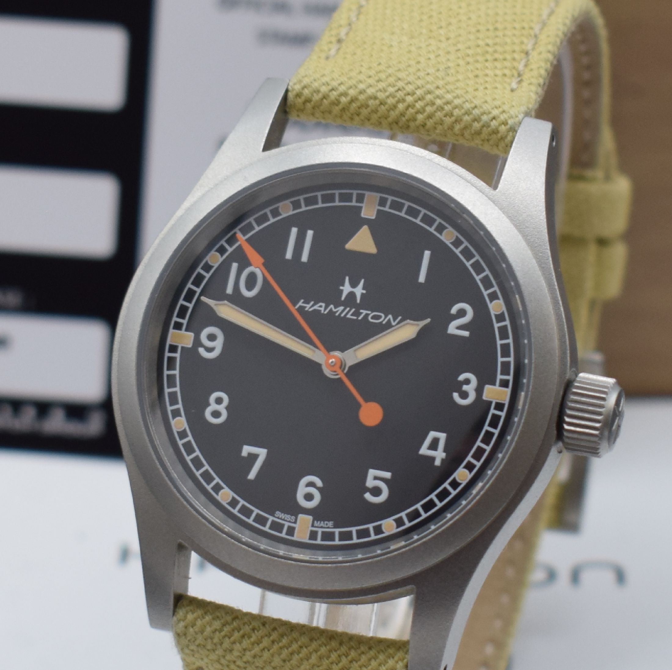 Detail a: HAMILTON Khaki Field to 1000 limited Edition For Hodinkee, Schweiz um 2022, Handaufzug, Referenz H894690, matt. Geh., Boden verschr., orig. Lederband ...