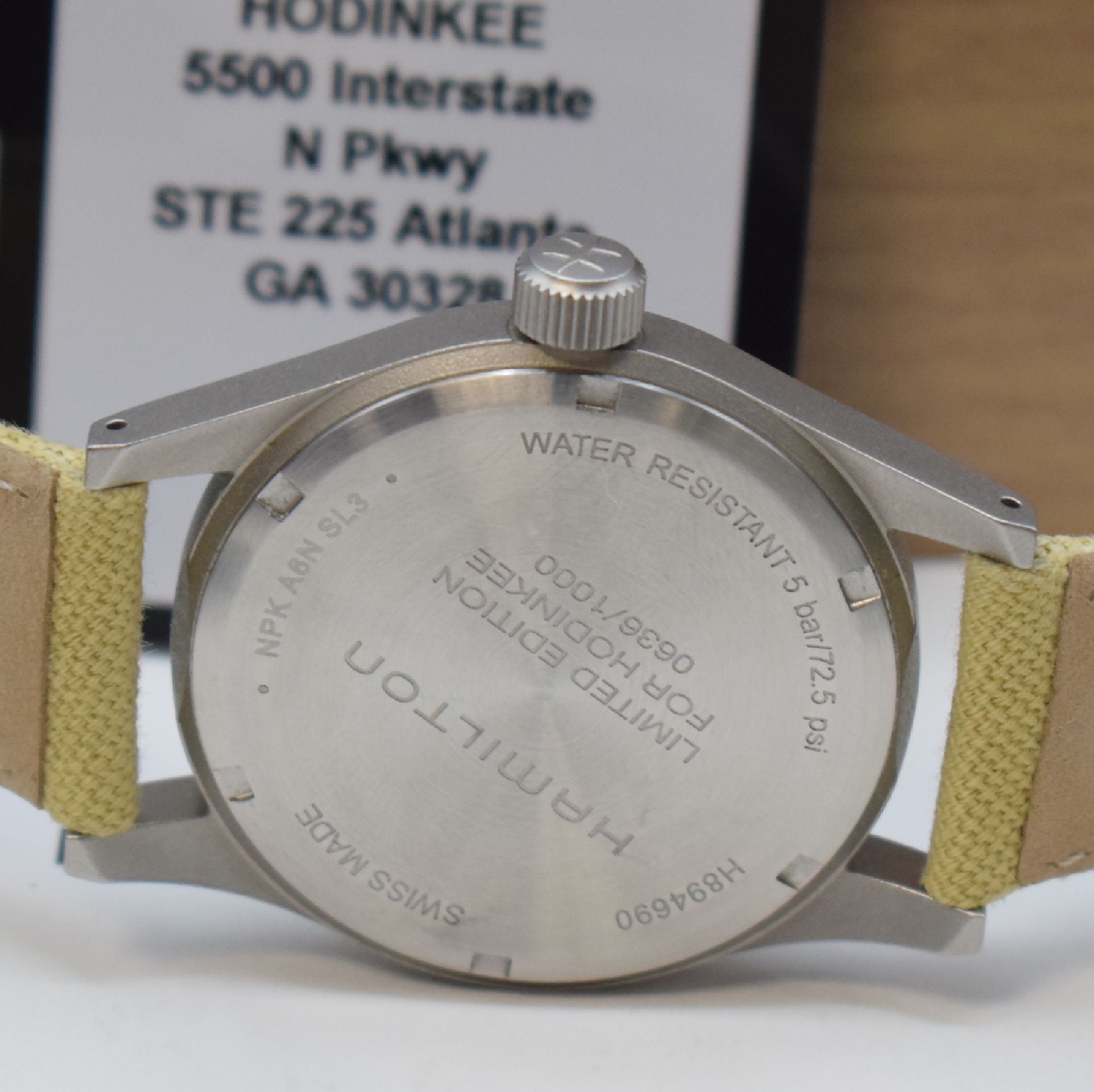 Detail d: HAMILTON Khaki Field to 1000 limited Edition For Hodinkee, Schweiz um 2022, Handaufzug, Referenz H894690, matt. Geh., Boden verschr., orig. Lederband ...