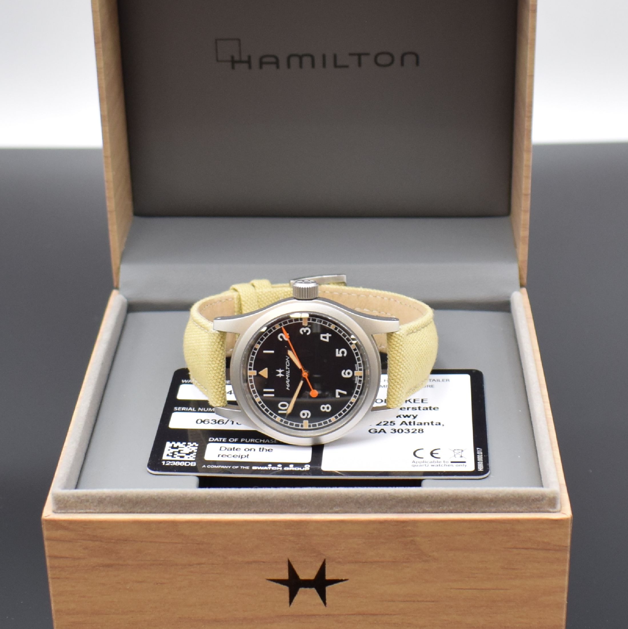 Detail e: HAMILTON Khaki Field to 1000 limited Edition For Hodinkee, Schweiz um 2022, Handaufzug, Referenz H894690, matt. Geh., Boden verschr., orig. Lederband ...