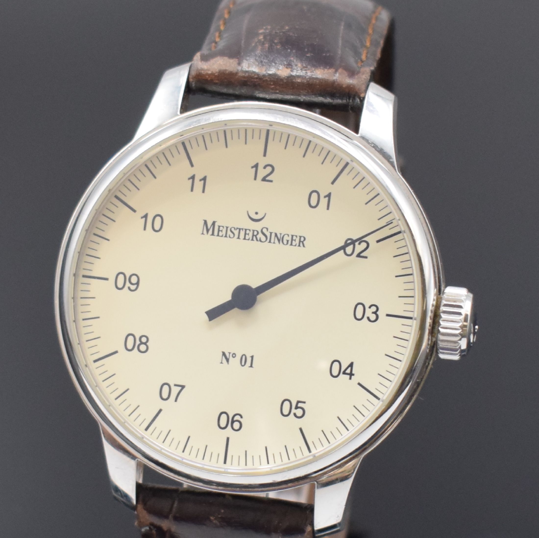 Detail a: MEISTERSINGER No 1 Herrenarmbanduhr in Stahl, Schweiz um 2015, Handaufzug, Boden verschr., orig. Lederband m. Dornschl., cremefarb. Zifferbl. m. ...