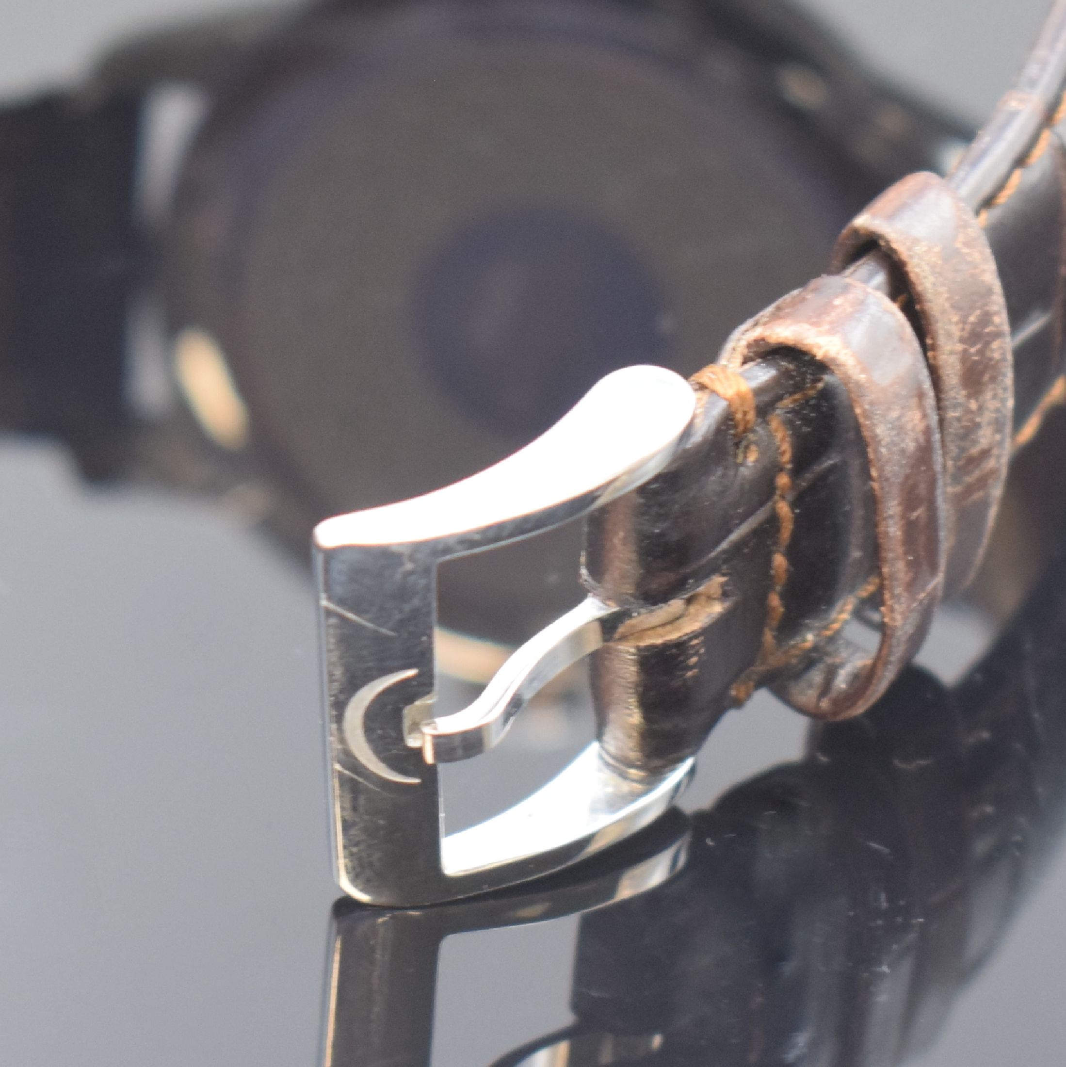 Detail b: MEISTERSINGER No 1 Herrenarmbanduhr in Stahl, Schweiz um 2015, Handaufzug, Boden verschr., orig. Lederband m. Dornschl., cremefarb. Zifferbl. m. ...