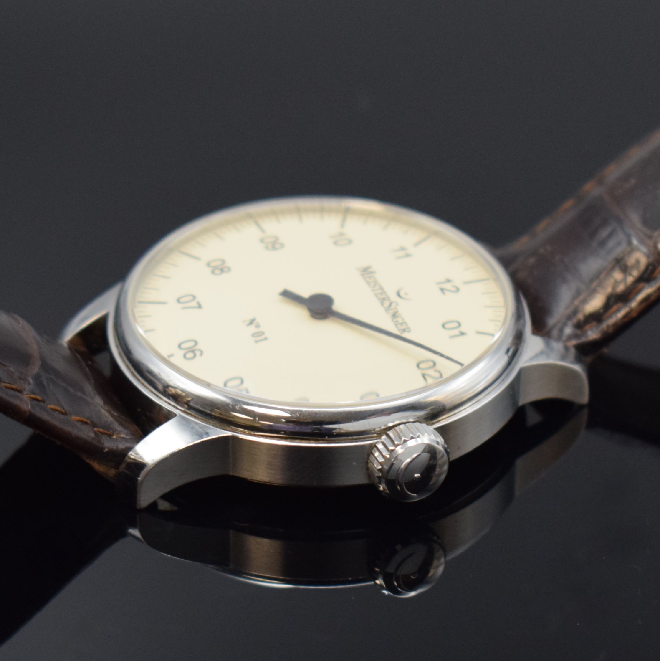 Detail c: MEISTERSINGER No 1 Herrenarmbanduhr in Stahl, Schweiz um 2015, Handaufzug, Boden verschr., orig. Lederband m. Dornschl., cremefarb. Zifferbl. m. ...
