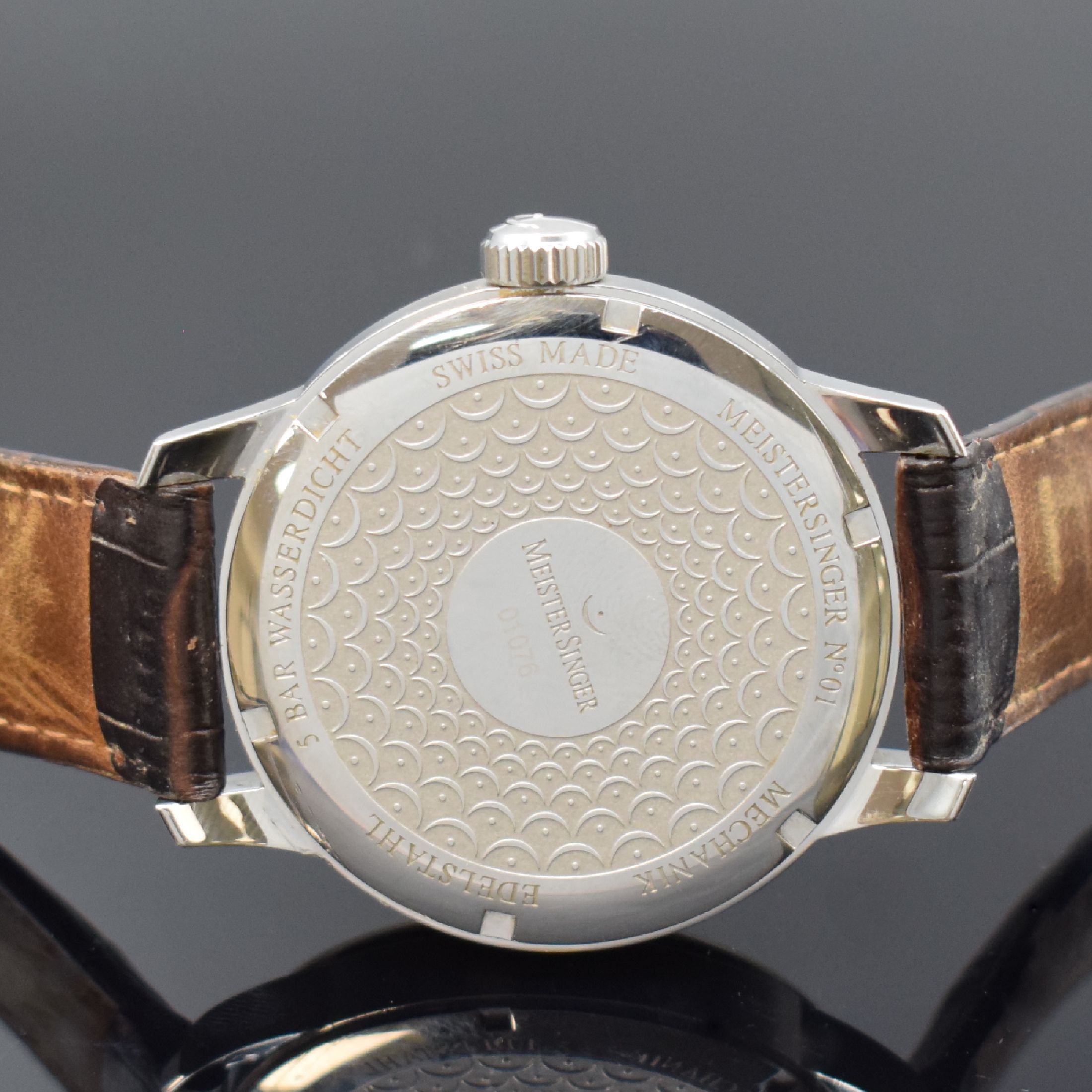 Detail d: MEISTERSINGER No 1 Herrenarmbanduhr in Stahl, Schweiz um 2015, Handaufzug, Boden verschr., orig. Lederband m. Dornschl., cremefarb. Zifferbl. m. ...
