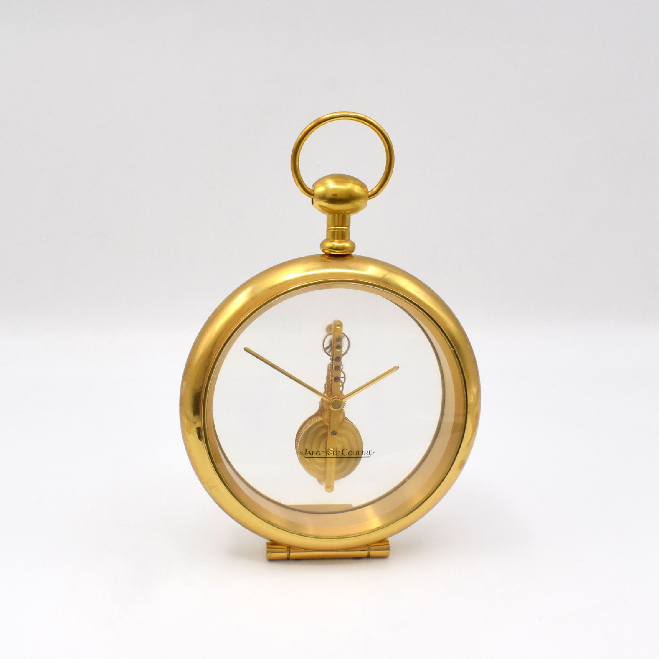 Jaeger-LeCoultre kleine Tischuhr mit 8-Tage Stabwerk, Schweiz um 1980, rundes Geh. verg., auf rückseitigem Plexiglas montiertes verg. Werk Kal. 250, ...