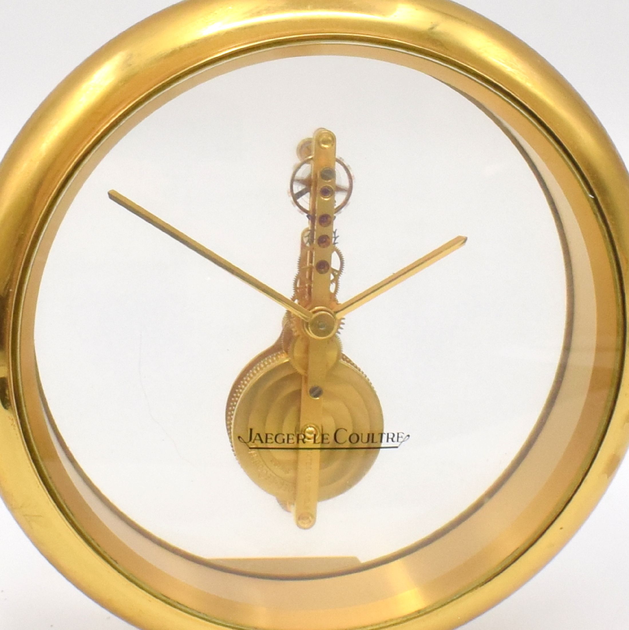 Detail a: Jaeger-LeCoultre kleine Tischuhr mit 8-Tage Stabwerk, Schweiz um 1980, rundes Geh. verg., auf rückseitigem Plexiglas montiertes verg. Werk Kal. 250, ...