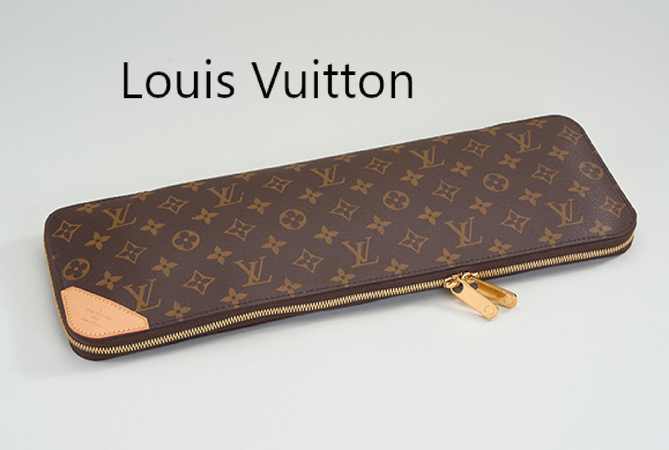 Louis Vuitton Etui, Monogramm Canvas, Monturen Metall verg., vermutl. Etui für Billardqueue, innen 4 Lederriemen mit Druckknopf, ca. 44 x 14.5 cm, ...