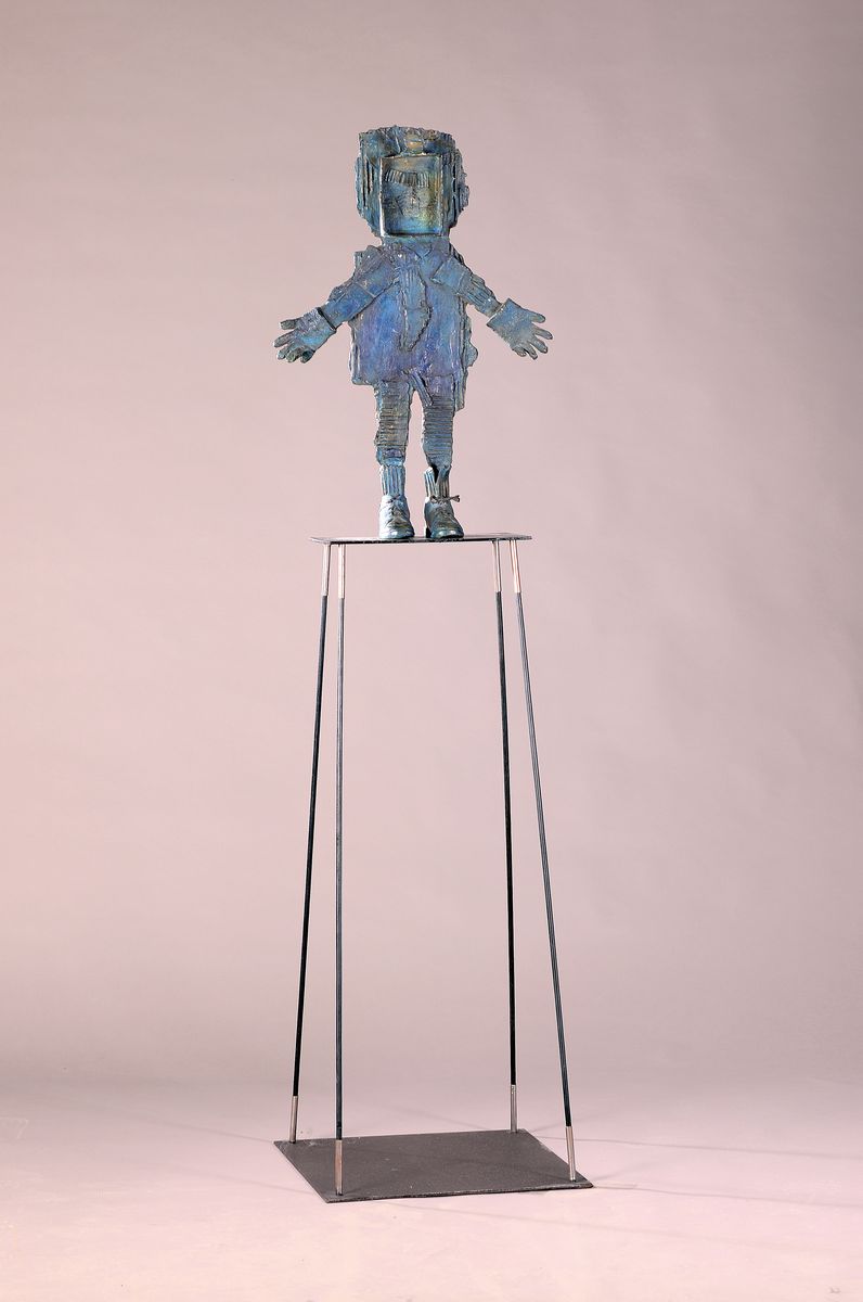 Zeitgenössischer Monogrammist AM, stehende Figur, Metall geschweißt und gelötet, rückseitig monogr., Höhe ca. 73cm, auf hohem Metallsockel, ...