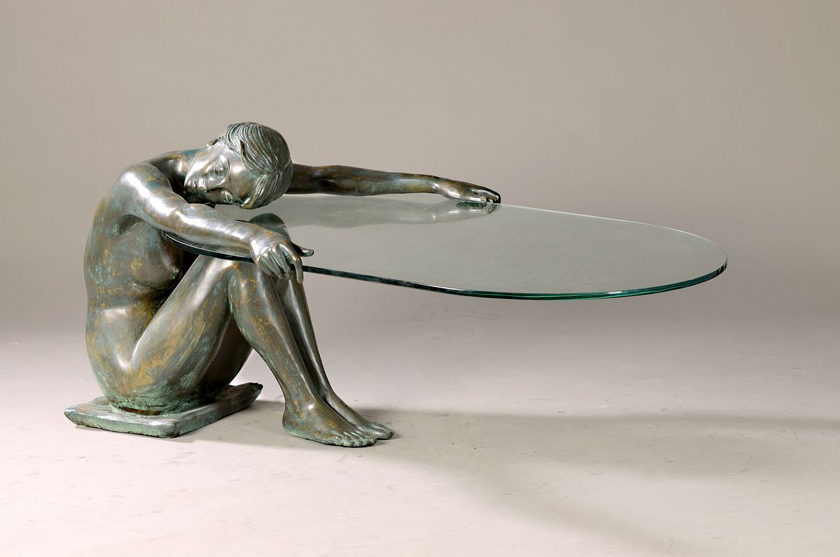 Guido Mariani, geb. 1950, große Bronze- Skulptur bzw. Beistelltisch, sitzender weiblicher Akt, eingeschobene facettierte Glasplatte, signiert, ca. ...