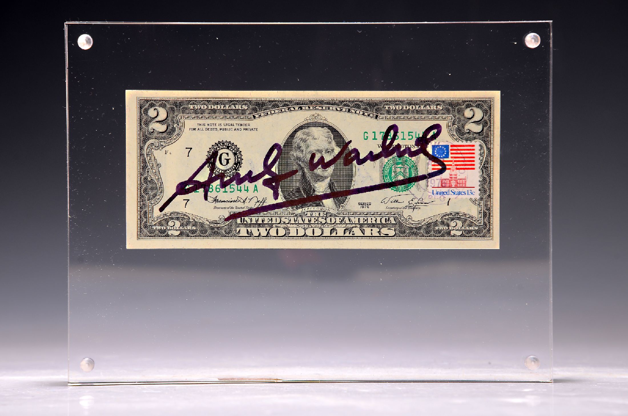 Andy Warhol Factory: 2-Dollar Bill, handsigniert mit schwarzem Filzstift, US-Briefmarke, Rückseite gestempelt in Plexiglas-Display, mit Zertifikat
