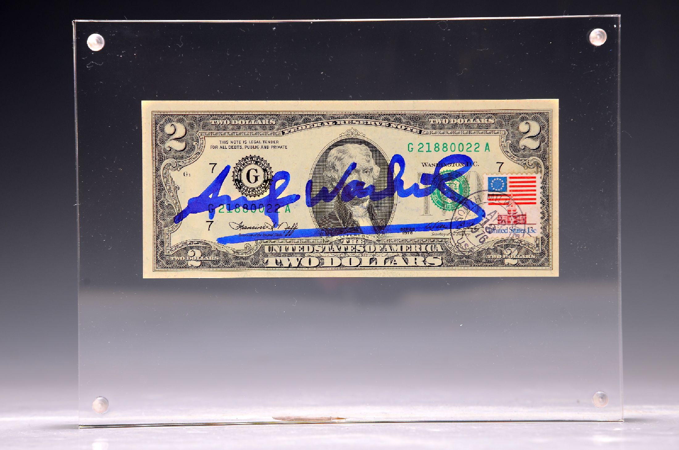 Andy Warhol Factory: 2-Dollar Bill, handsigniert mit schwarzem Filzstift, US-Briefmarke, Rückseite gestempelt in Plexiglas-Display, mit Zertifikat