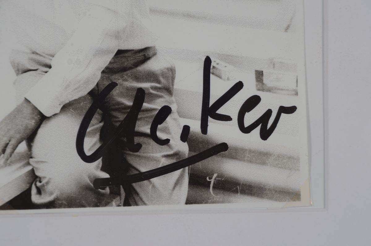 Detail a: Günther Uecker, geb. 1930, Fotoporträt des Künstlers mit handschriftlicher Signatur, rückseitig gestempelt Günther Uecker, ca. 17 x 11 cm
