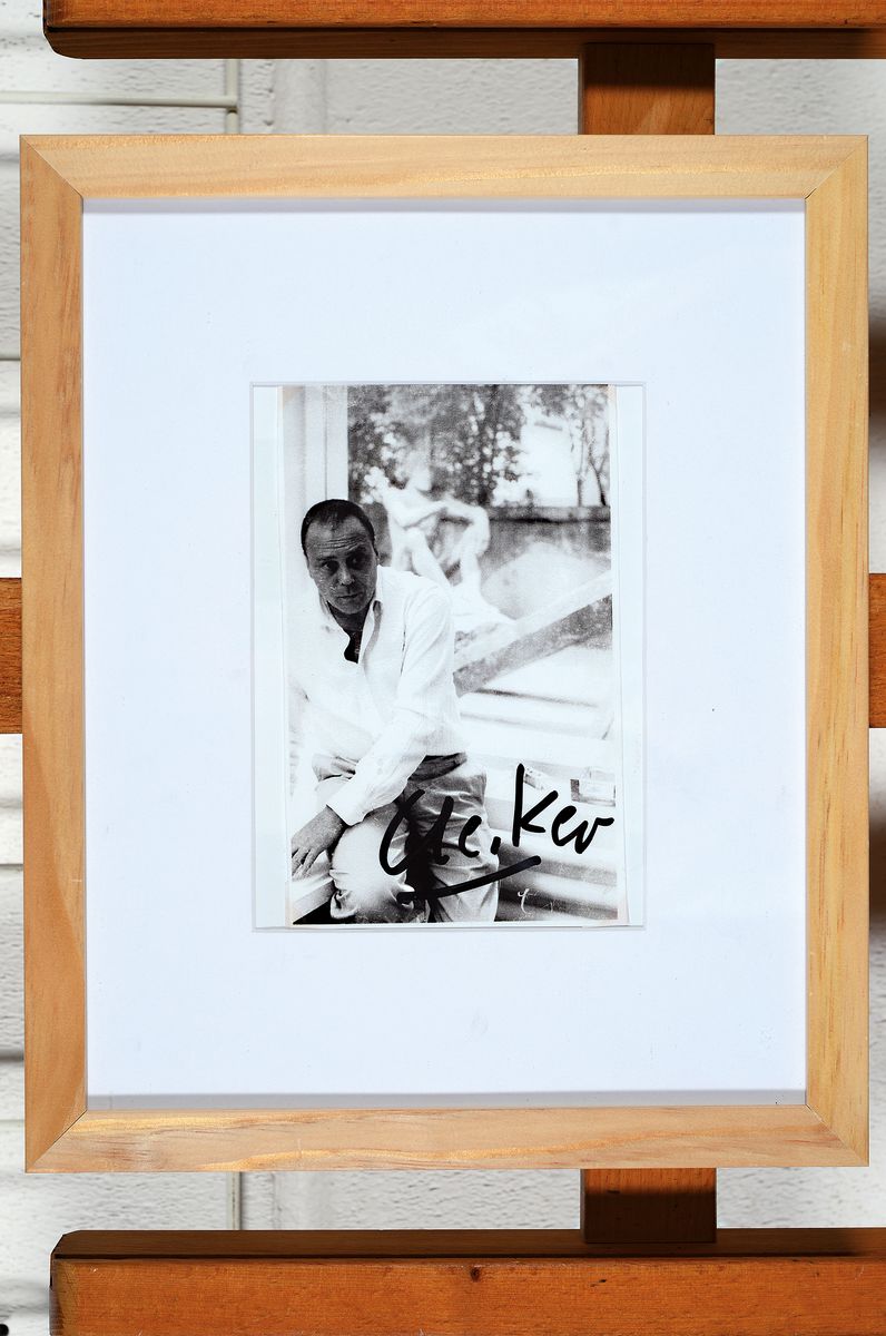 Detail k: Günther Uecker, geb. 1930, Fotoporträt des Künstlers mit handschriftlicher Signatur, rückseitig gestempelt Günther Uecker, ca. 17 x 11 cm