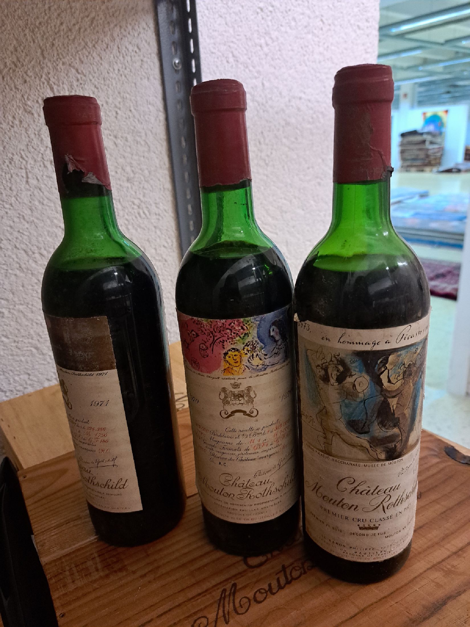Detail a: 8 Flaschen Chateau Mouton Rothschild, Kollektion 1970 bis 1977, Pauillac, verteiltauf zwei orig. Holzkisten (geöffnet), je ca. 750ml, ...