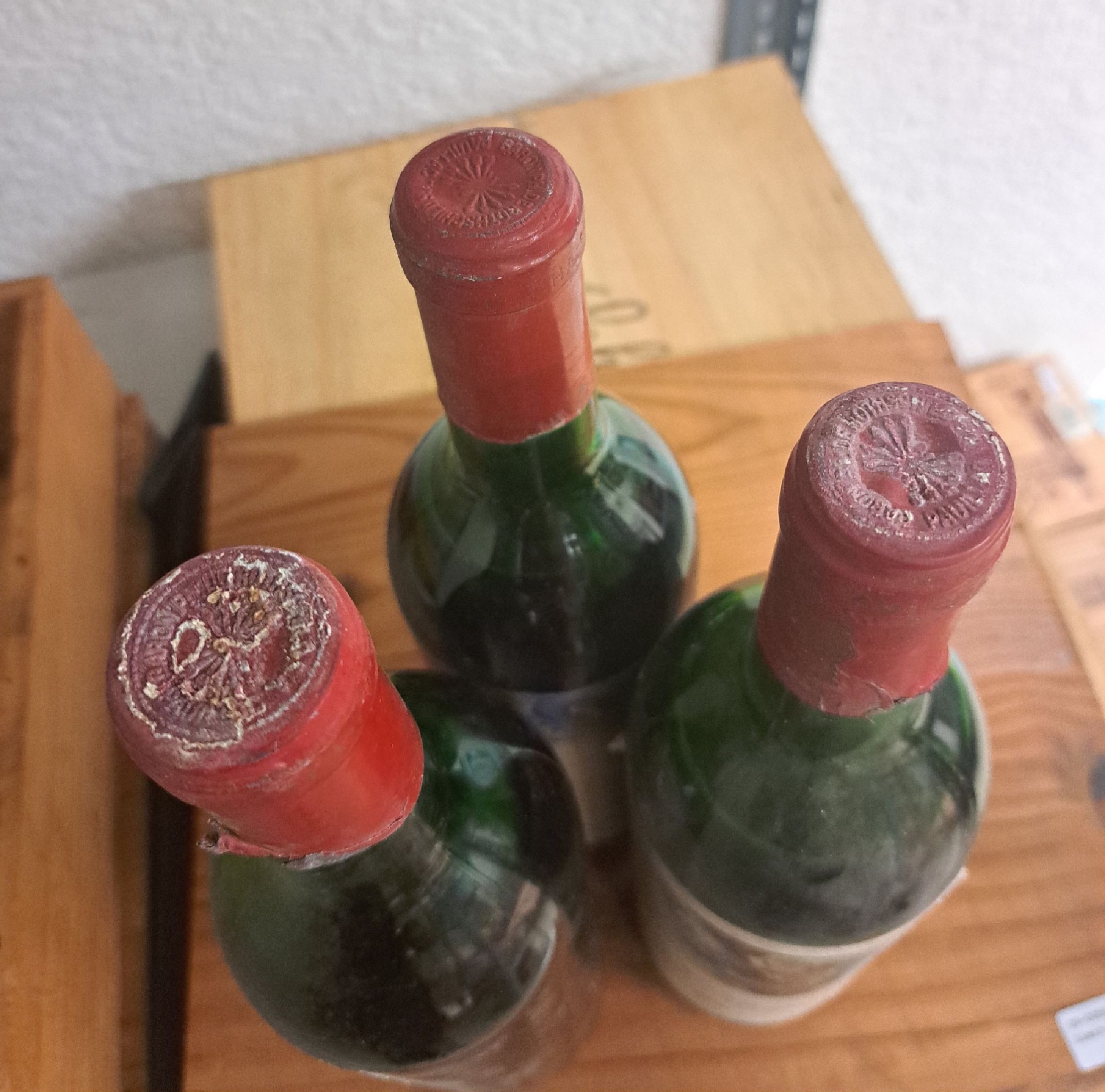 Detail b: 8 Flaschen Chateau Mouton Rothschild, Kollektion 1970 bis 1977, Pauillac, verteiltauf zwei orig. Holzkisten (geöffnet), je ca. 750ml, ...