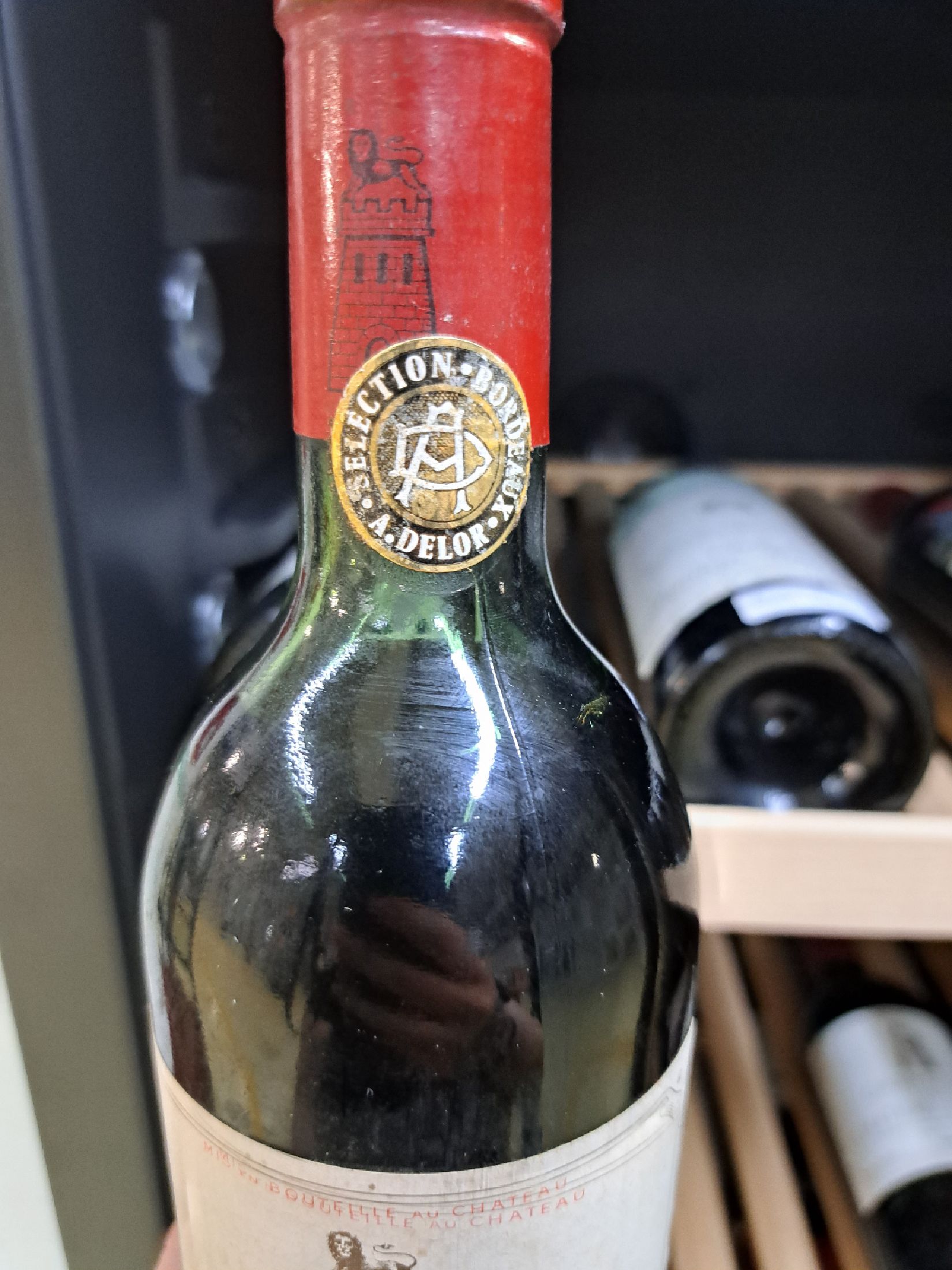 Detail a: 1 Flasche 1966 Grand Vin de Chateau Latour, Pauillac, ca. 750ml, Top Shoulder, Etikett l. beschmutzt, 96 Parker-Punkte
