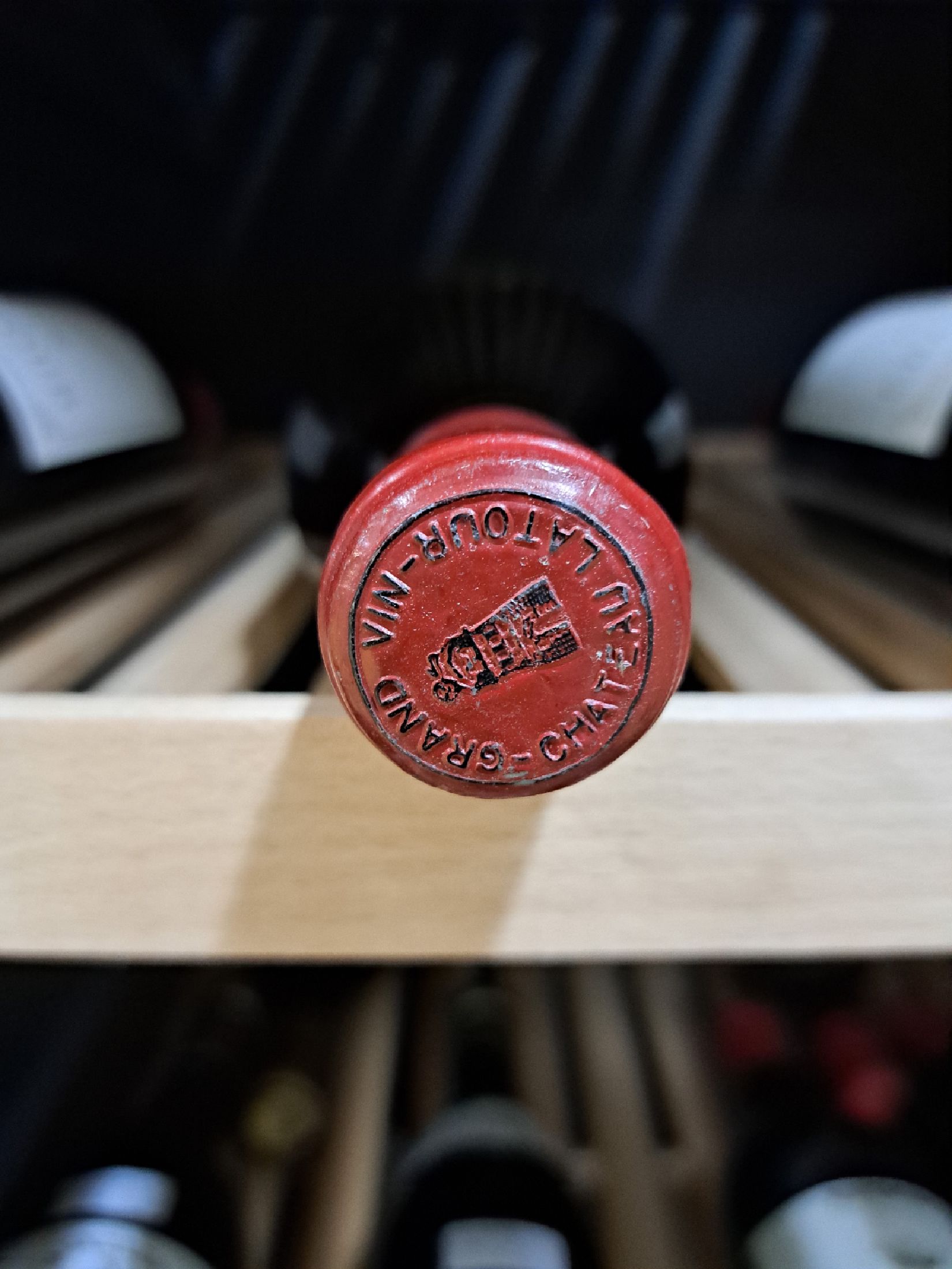 Detail b: 1 Flasche 1966 Grand Vin de Chateau Latour, Pauillac, ca. 750ml, Top Shoulder, Etikett l. beschmutzt, 96 Parker-Punkte