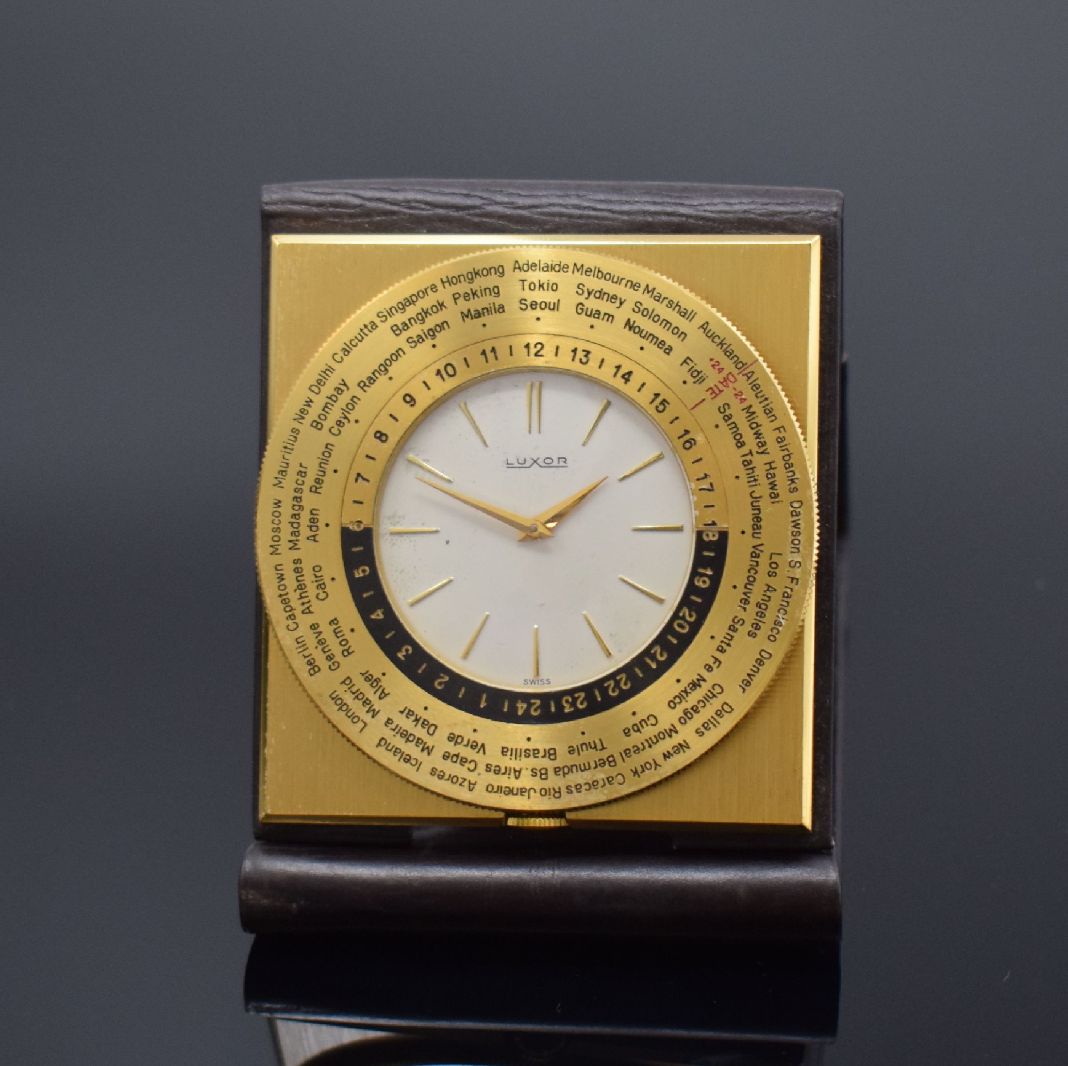LUXOR Reiseuhr mit Weltzeitanzeige, Schweiz um 1960, Handaufzug, verg. Gehäuse im Lederetui, drehbare Lünette m. Weltstädten um 24-Std.-Skala, ...