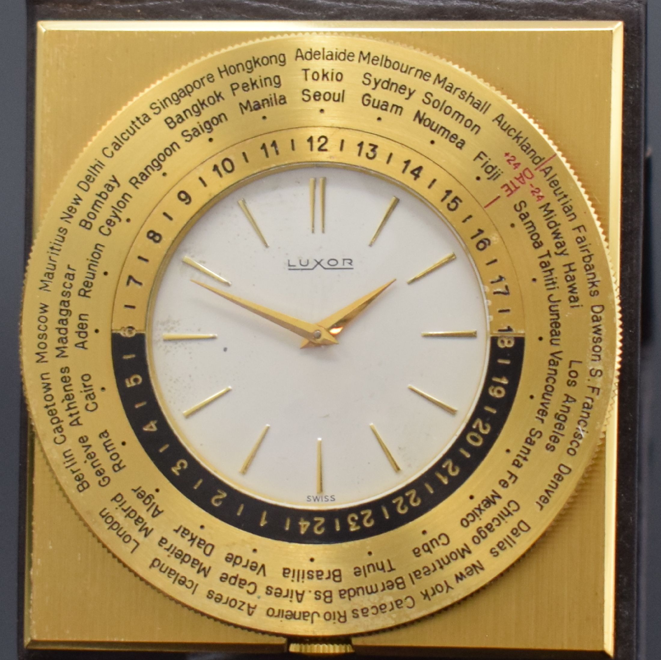 Detail a: LUXOR Reiseuhr mit Weltzeitanzeige, Schweiz um 1960, Handaufzug, verg. Gehäuse im Lederetui, drehbare Lünette m. Weltstädten um 24-Std.-Skala, ...