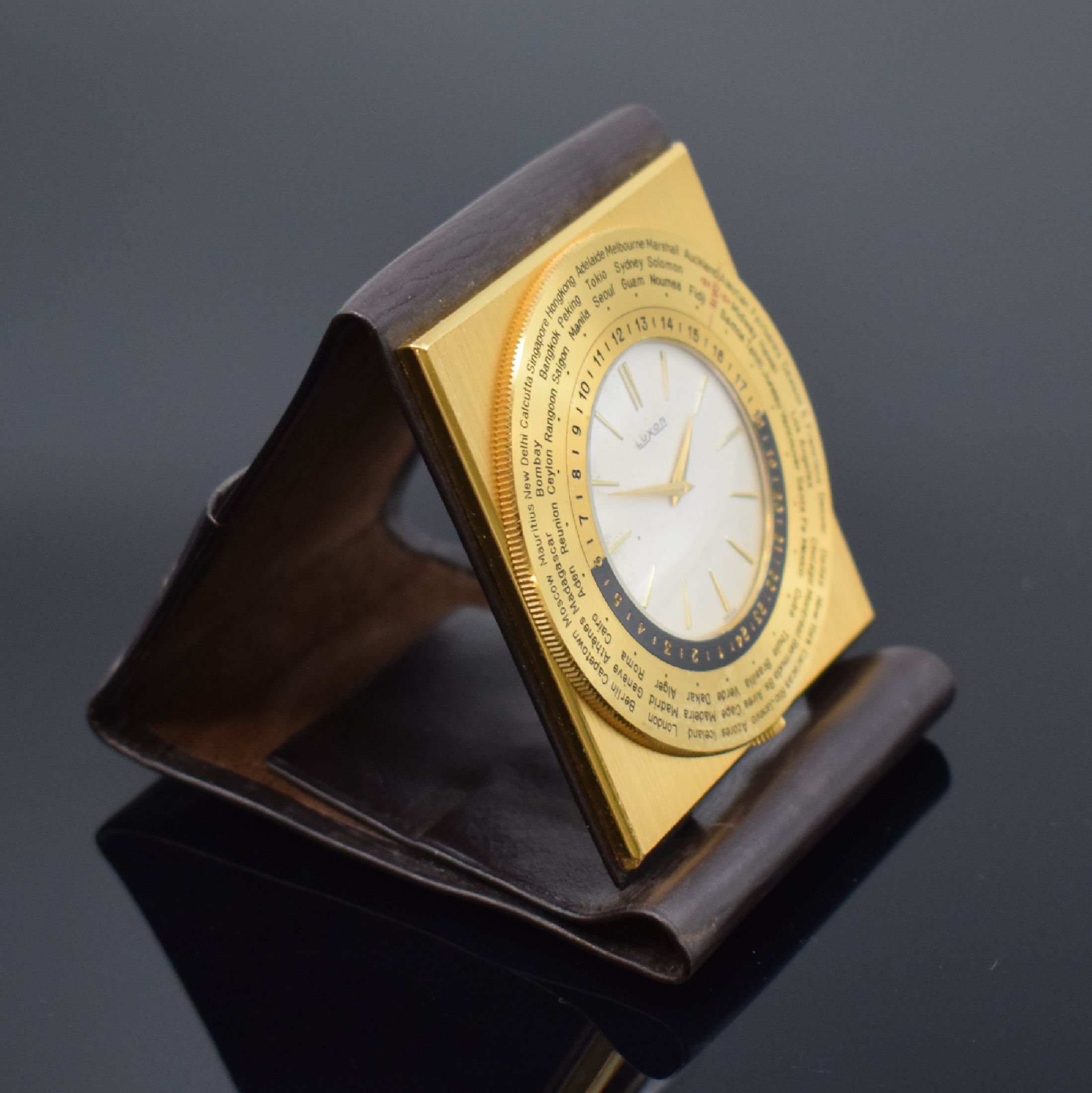 Detail b: LUXOR Reiseuhr mit Weltzeitanzeige, Schweiz um 1960, Handaufzug, verg. Gehäuse im Lederetui, drehbare Lünette m. Weltstädten um 24-Std.-Skala, ...