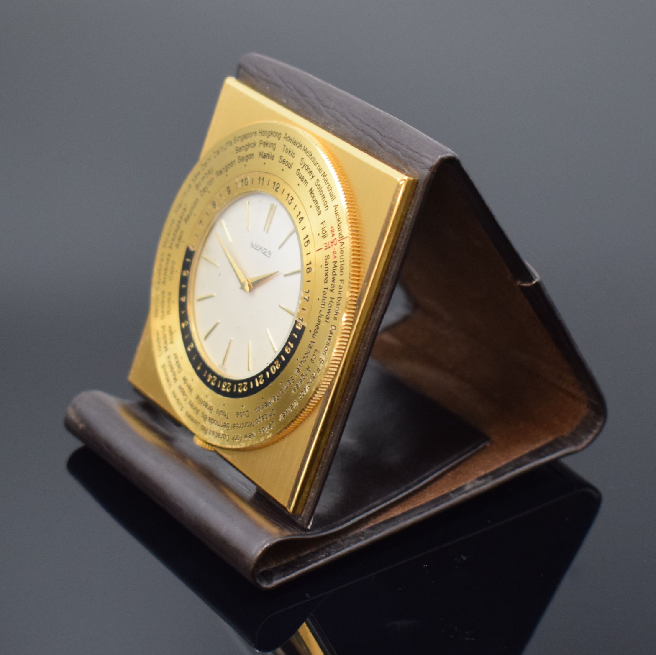 Detail c: LUXOR Reiseuhr mit Weltzeitanzeige, Schweiz um 1960, Handaufzug, verg. Gehäuse im Lederetui, drehbare Lünette m. Weltstädten um 24-Std.-Skala, ...