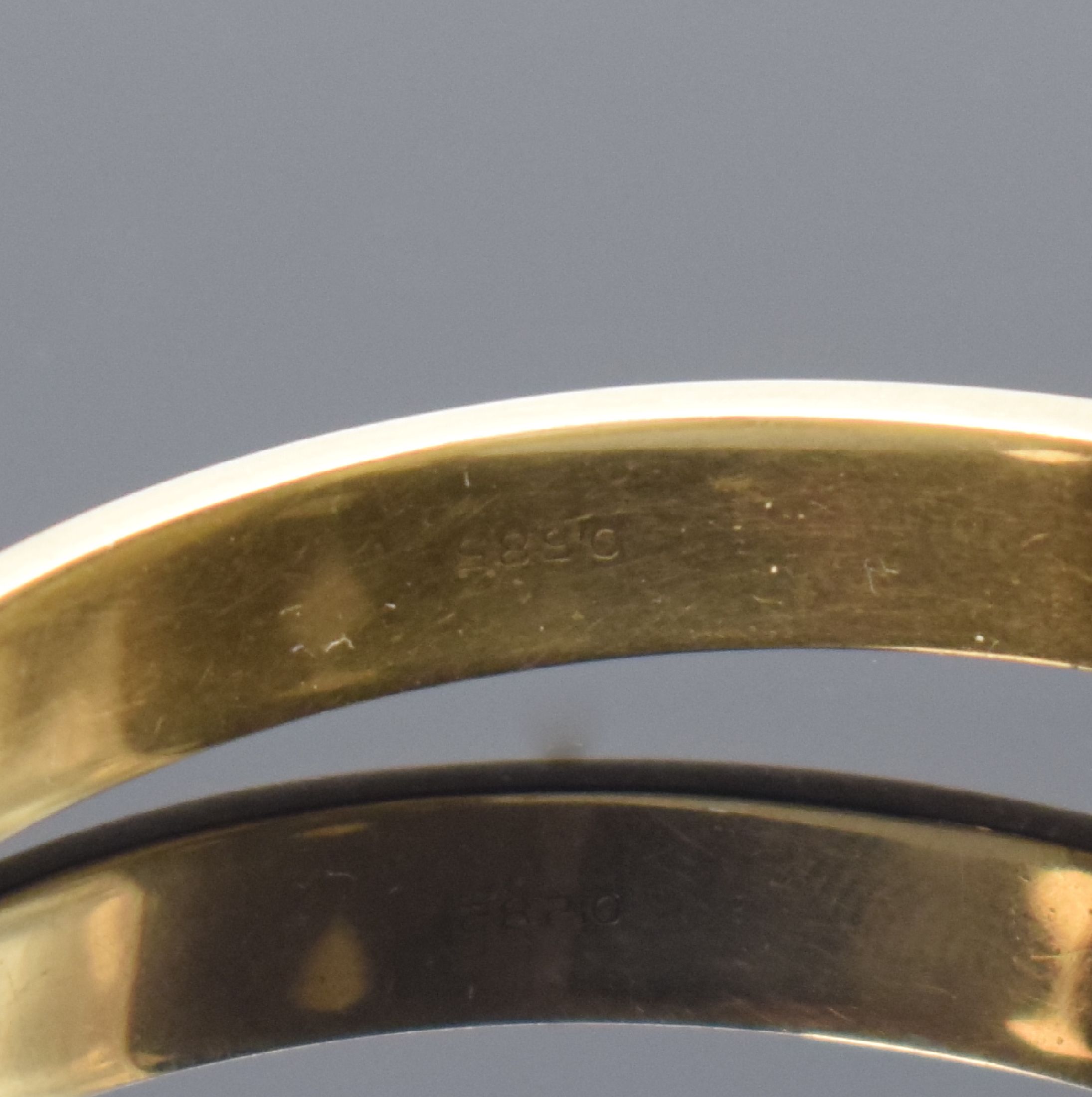 Detail b: HABMANN Damenspangenuhr in GG 585/000, Schweiz um 1940, Handaufzug, Boden aufgedr., silb. Zifferbl. pat./fl., gold. Ind. u. arab. Zahlen, gold. ...