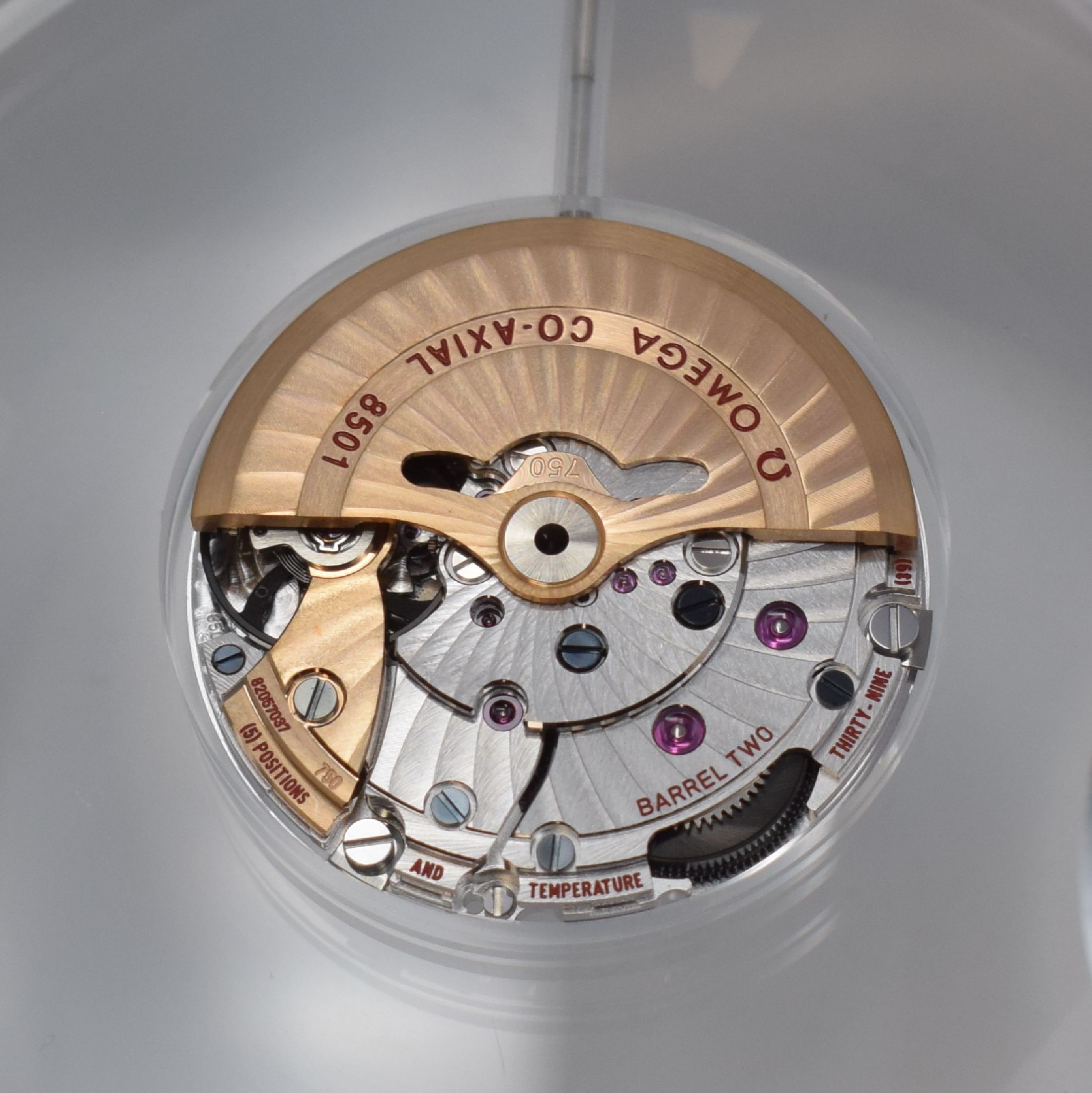 Detail b: OMEGA Kaliber 8501 seltenes Schauwerk mit Rotor und Unruhbrücke in Gold 750/000, Schweiz um 2020, 2-Tlg. Kugelförmiges Acryl- Geh. m. Lupen-Effekt, ...
