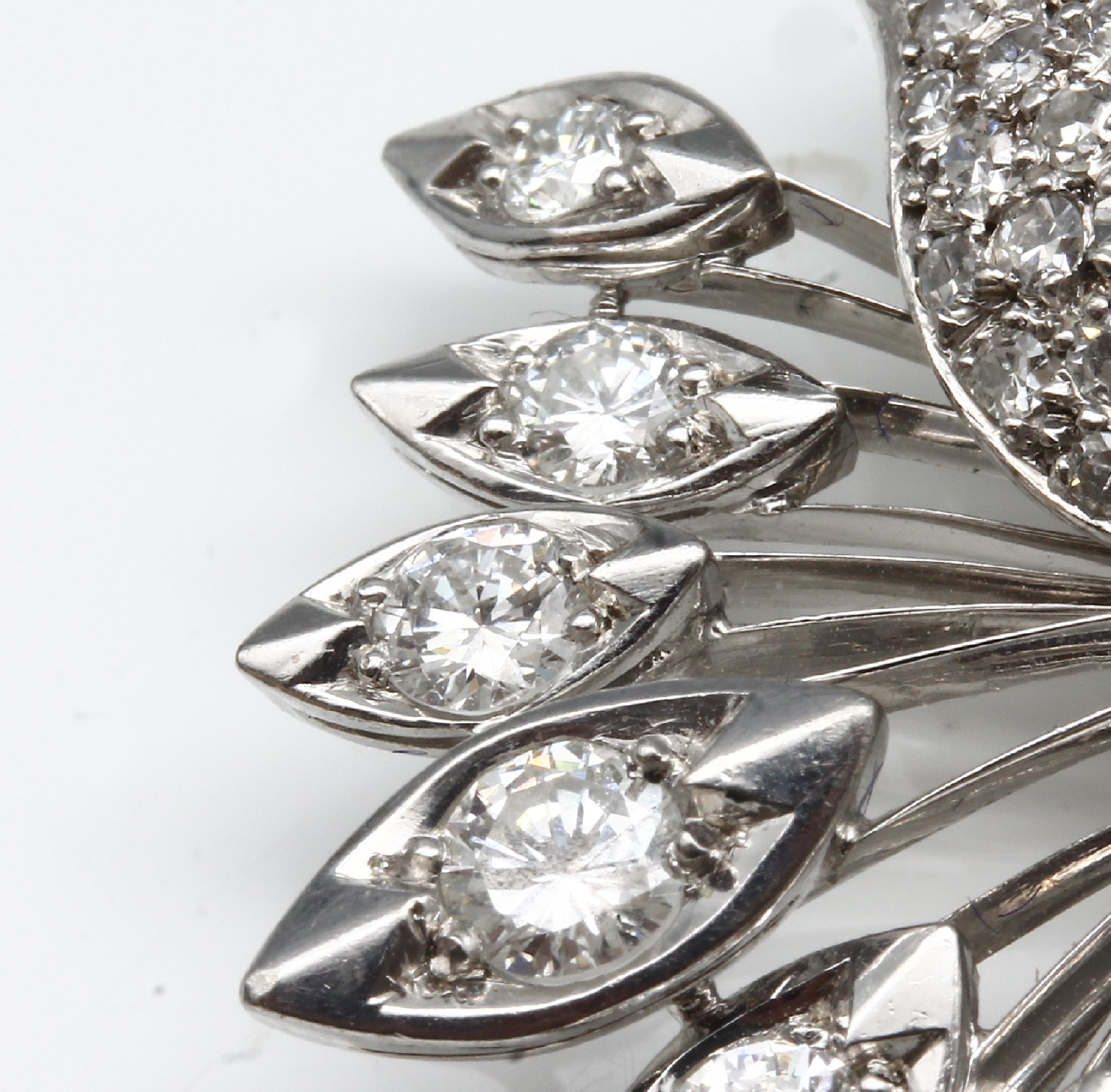 Detail b: 18 kt Gold Diamant-Verwandlungsbrosche "Blume", WG 750/000, gepr., Brillant als Mittelstein ca. 1.0 ct Weiß/vs, Blütenblätter ...