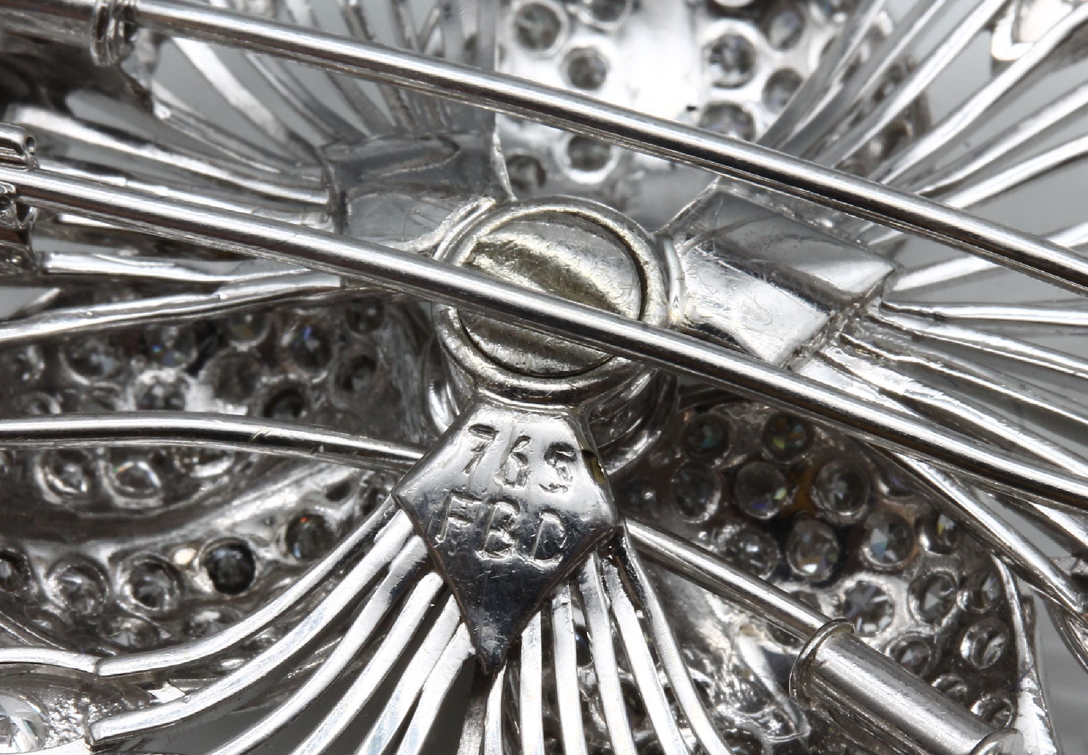 Detail c: 18 kt Gold Diamant-Verwandlungsbrosche "Blume", WG 750/000, gepr., Brillant als Mittelstein ca. 1.0 ct Weiß/vs, Blütenblätter ...