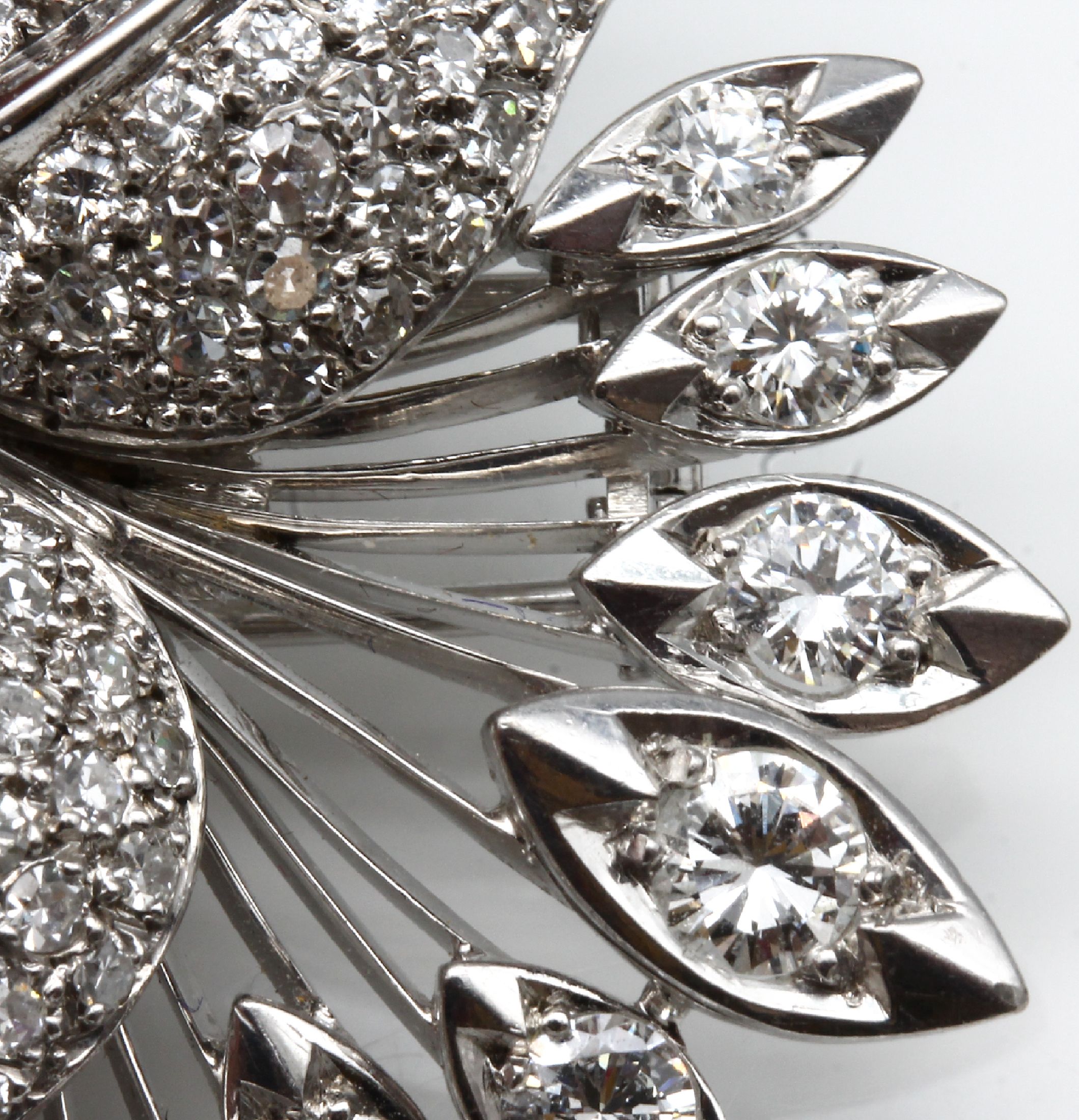 Detail e: 18 kt Gold Diamant-Verwandlungsbrosche "Blume", WG 750/000, gepr., Brillant als Mittelstein ca. 1.0 ct Weiß/vs, Blütenblätter ...
